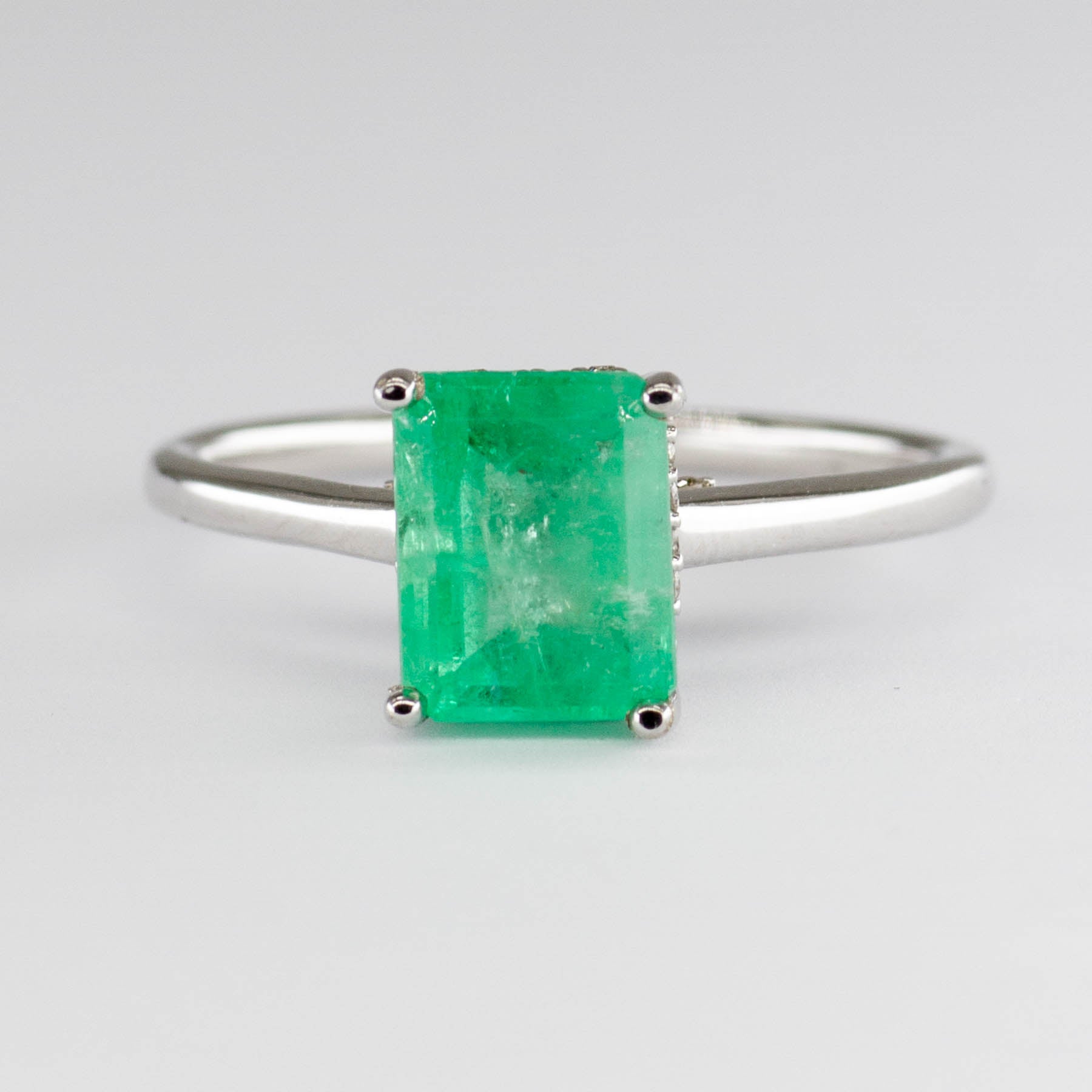 Bague émeraude et diamants | 1,54 ct, 0,10 ct au total | Taille 6,5 | 