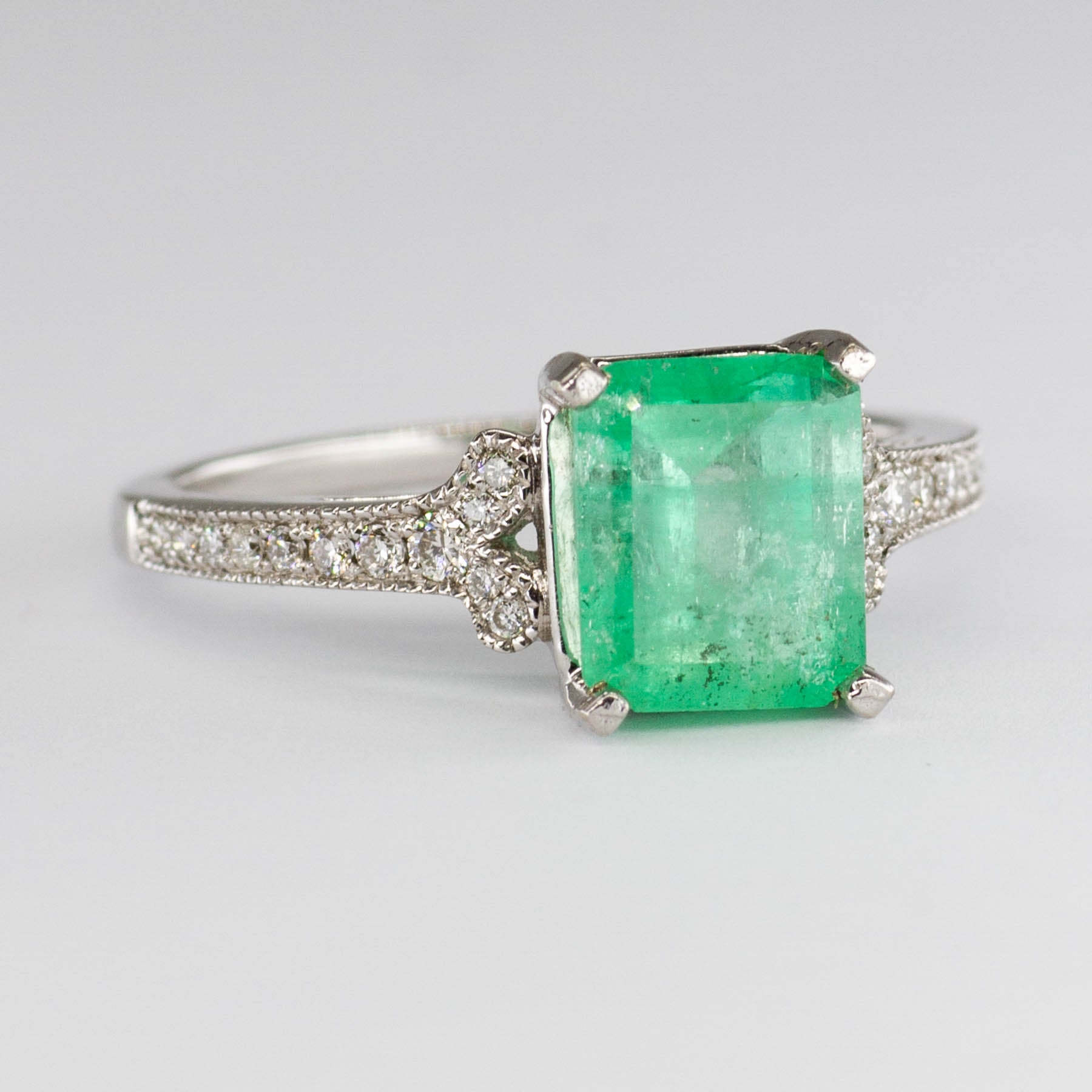 Bague émeraude et diamants | 2,00 ct, 0,15 ct au total | Taille 6,5 | 