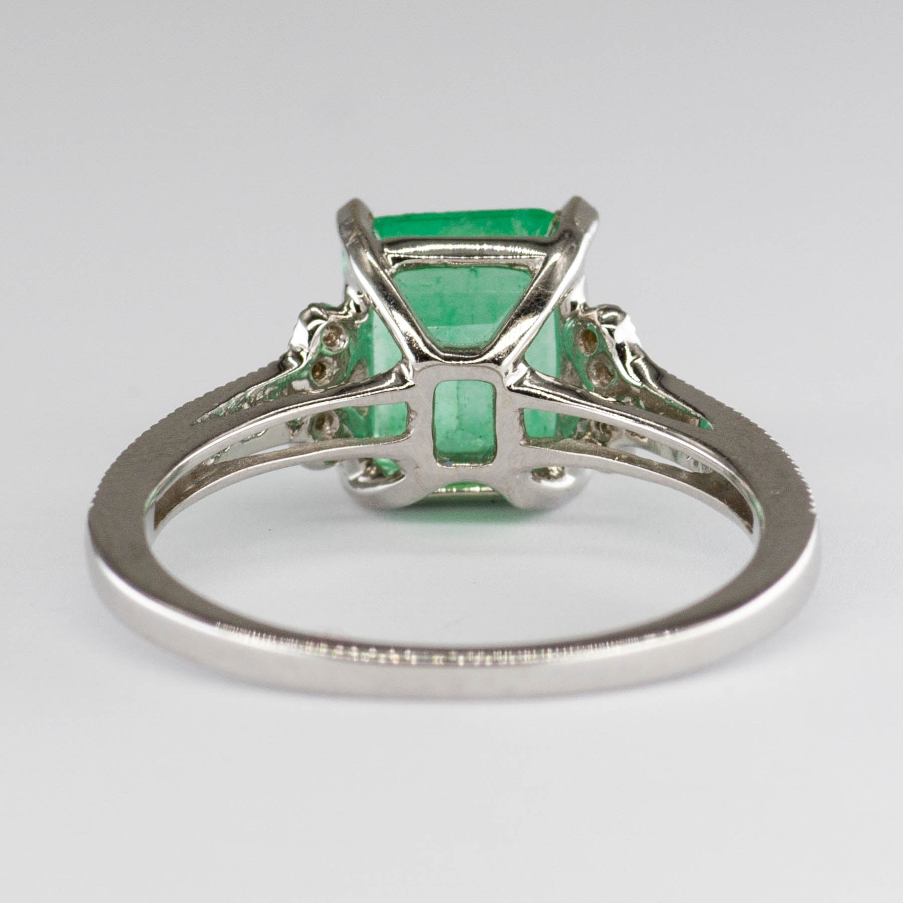 Bague émeraude et diamants | 2,00 ct, 0,15 ct au total | Taille 6,5 | 