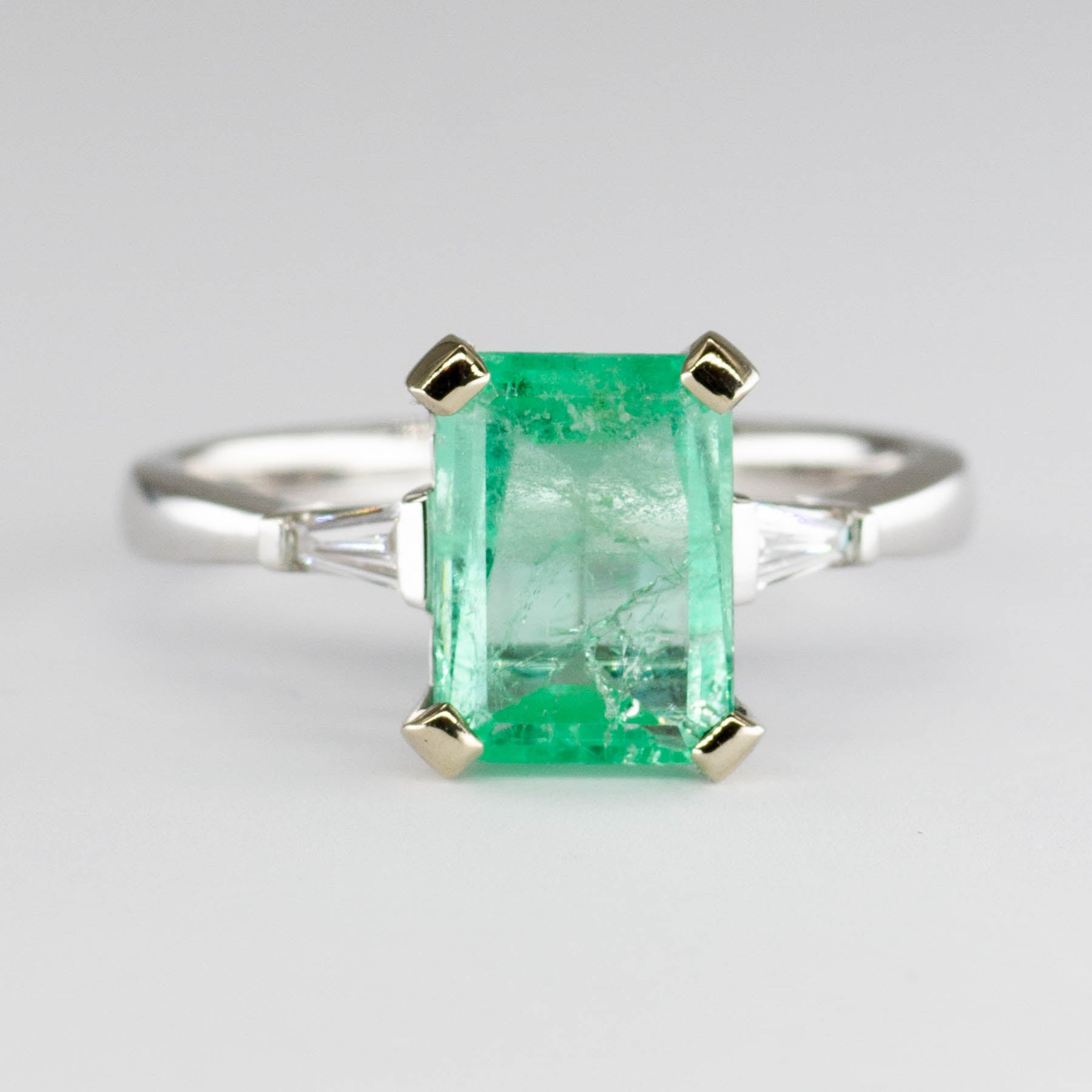 Bague émeraude et diamants | 1,85 ct, 0,11 ct au total | Taille 6,5 | 