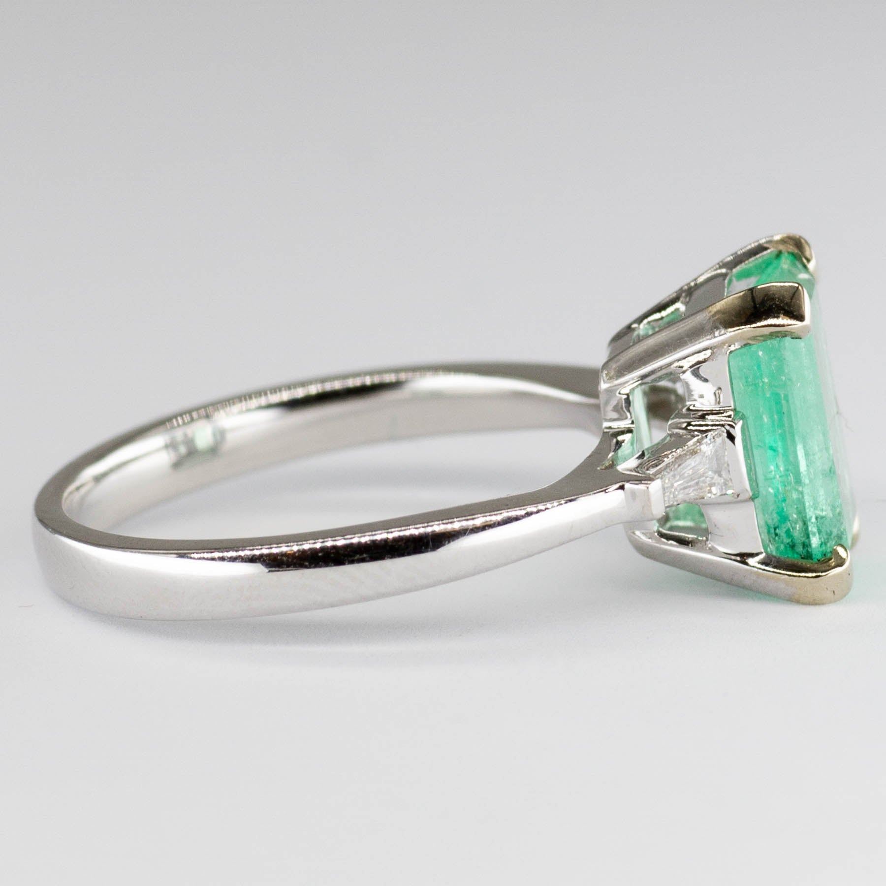 Bague émeraude et diamants | 1,85 ct, 0,11 ct au total | Taille 6,5 | 