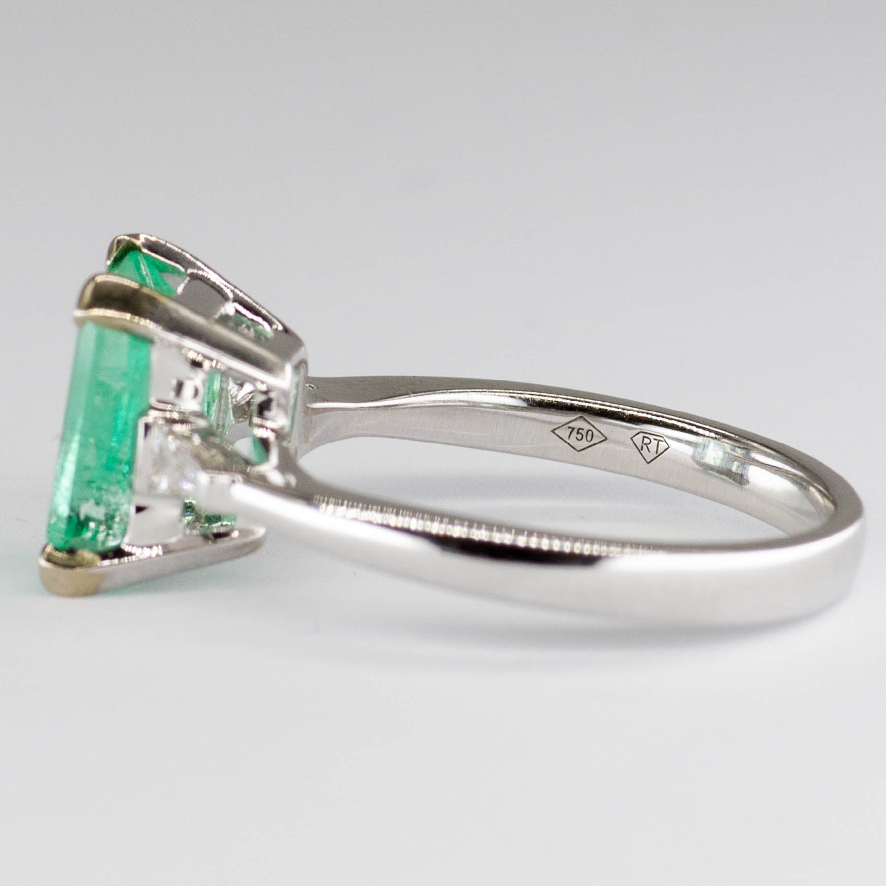 Bague émeraude et diamants | 1,85 ct, 0,11 ct au total | Taille 6,5 | 