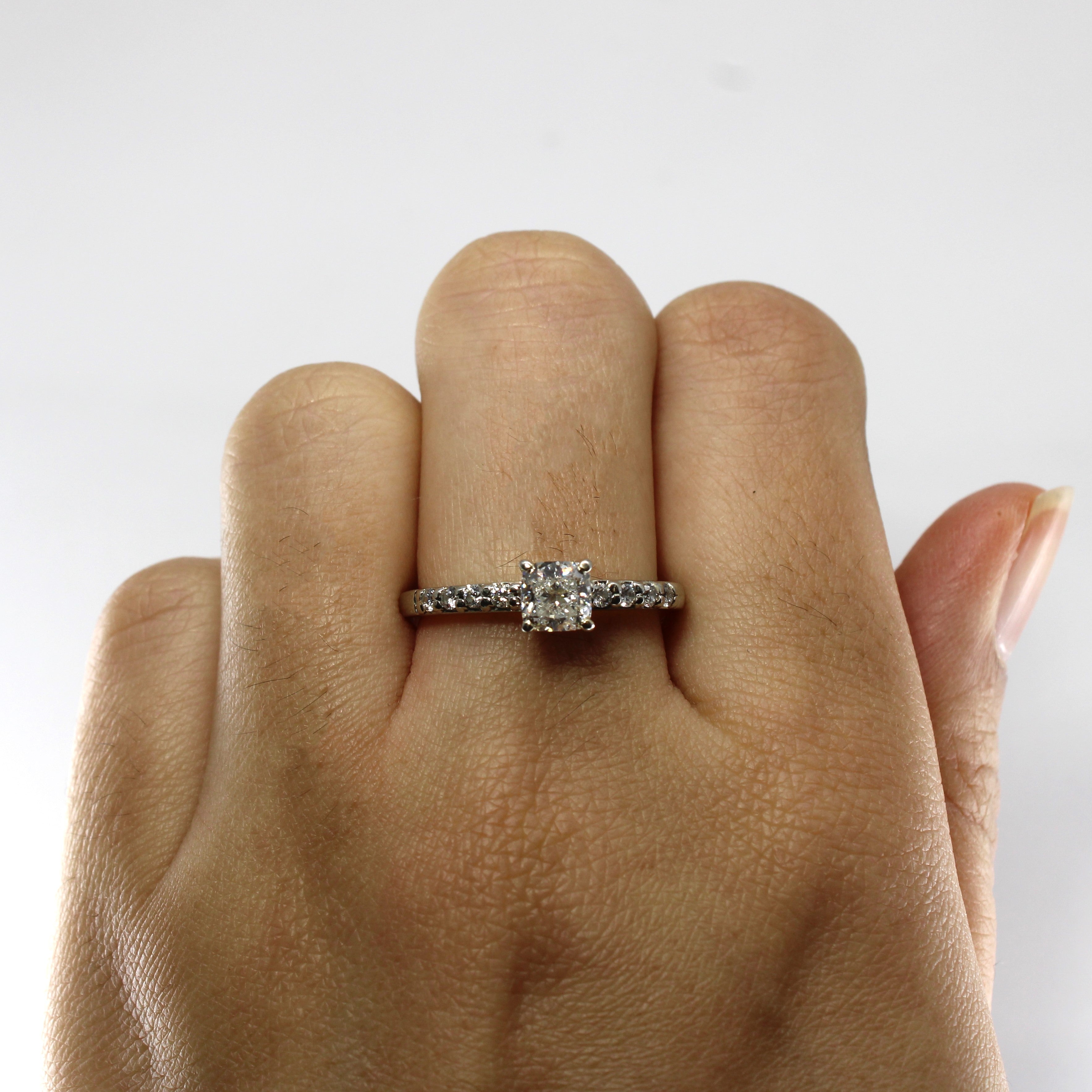 Bague avec diamant coussin et accents | 0,87 ct SI1 H | Taille 8 | 