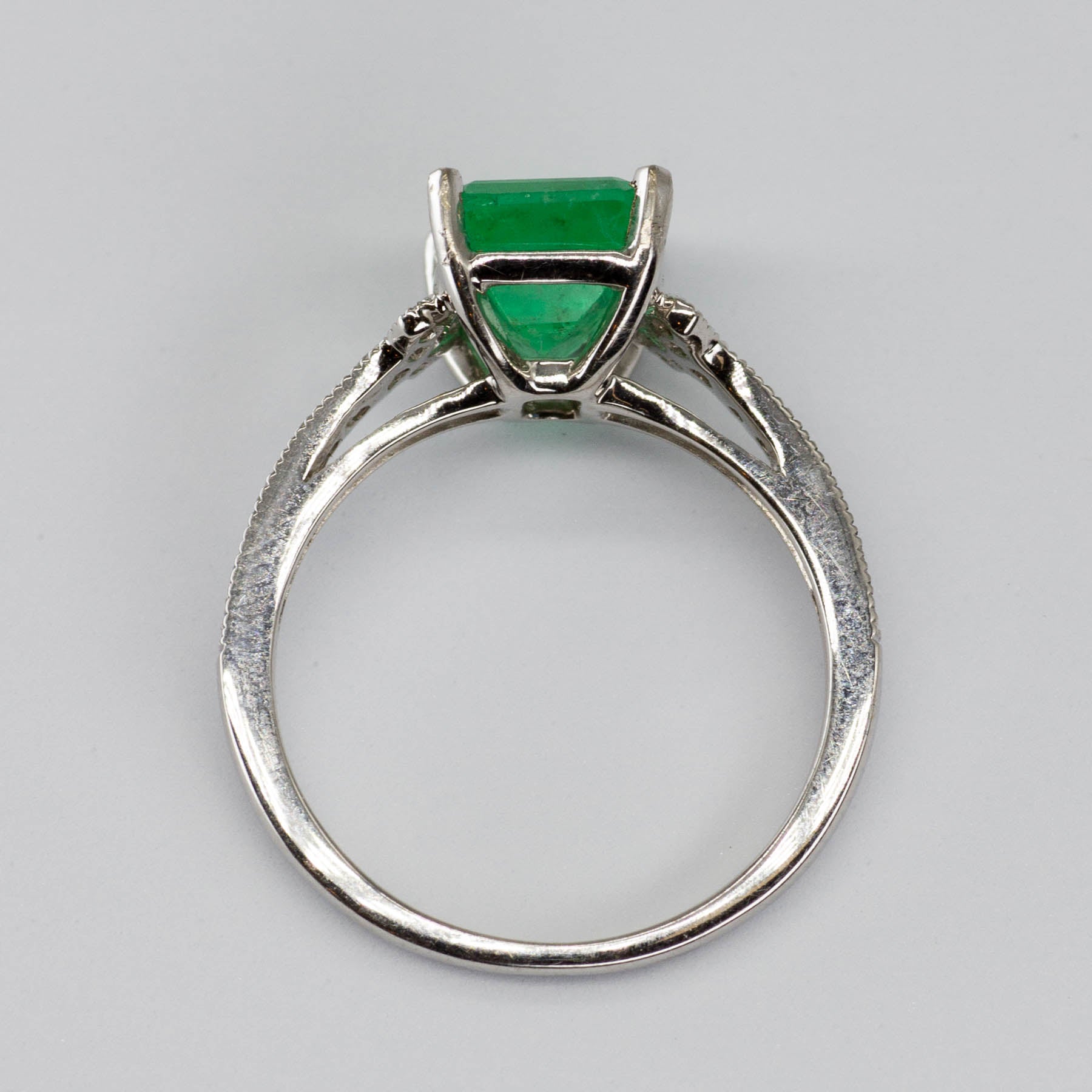 Bague émeraude et diamants | 2,00 ct, 0,15 ct au total | Taille 6,5 | 
