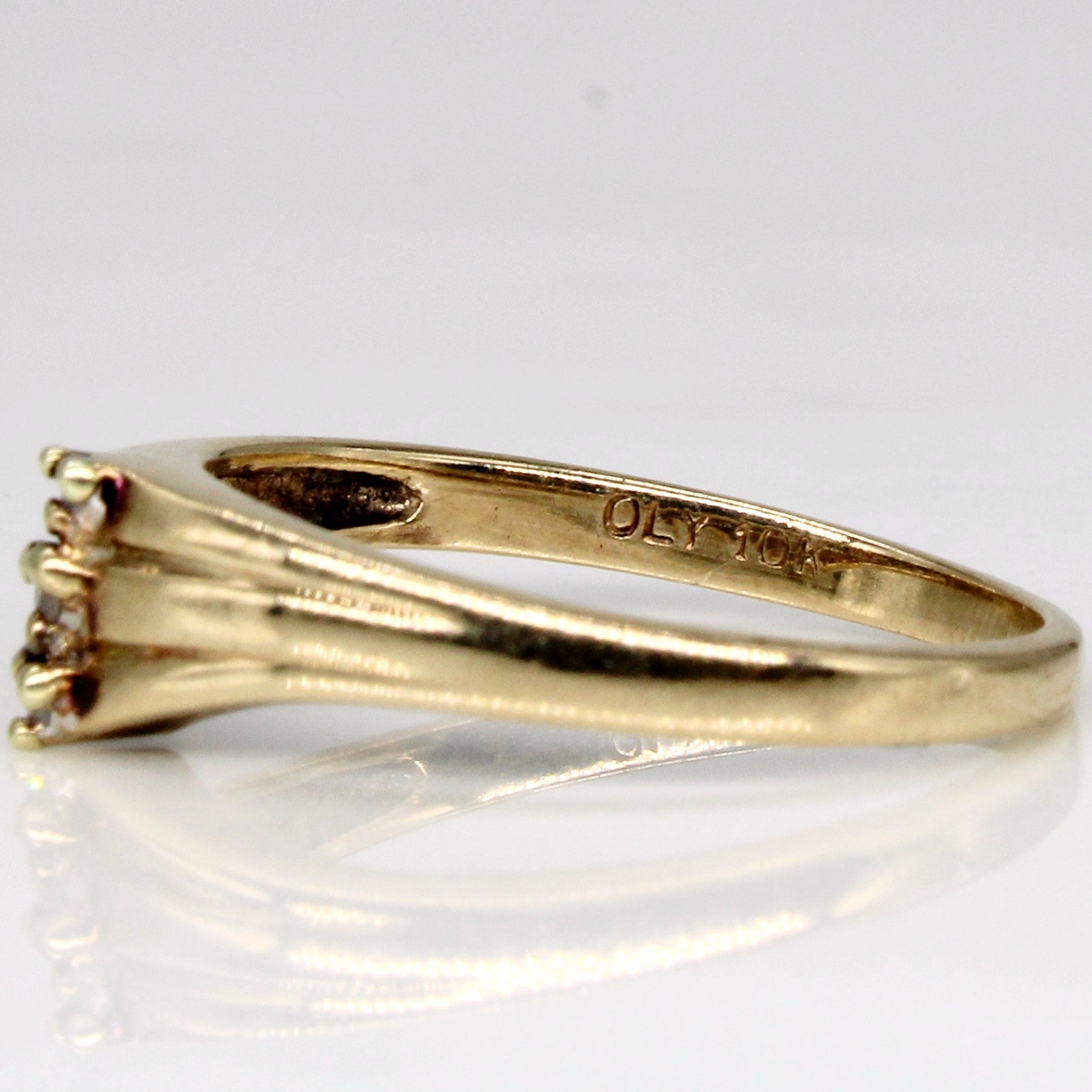 Diamond Chevron Ring | 0.02ctw | SZ 6 |