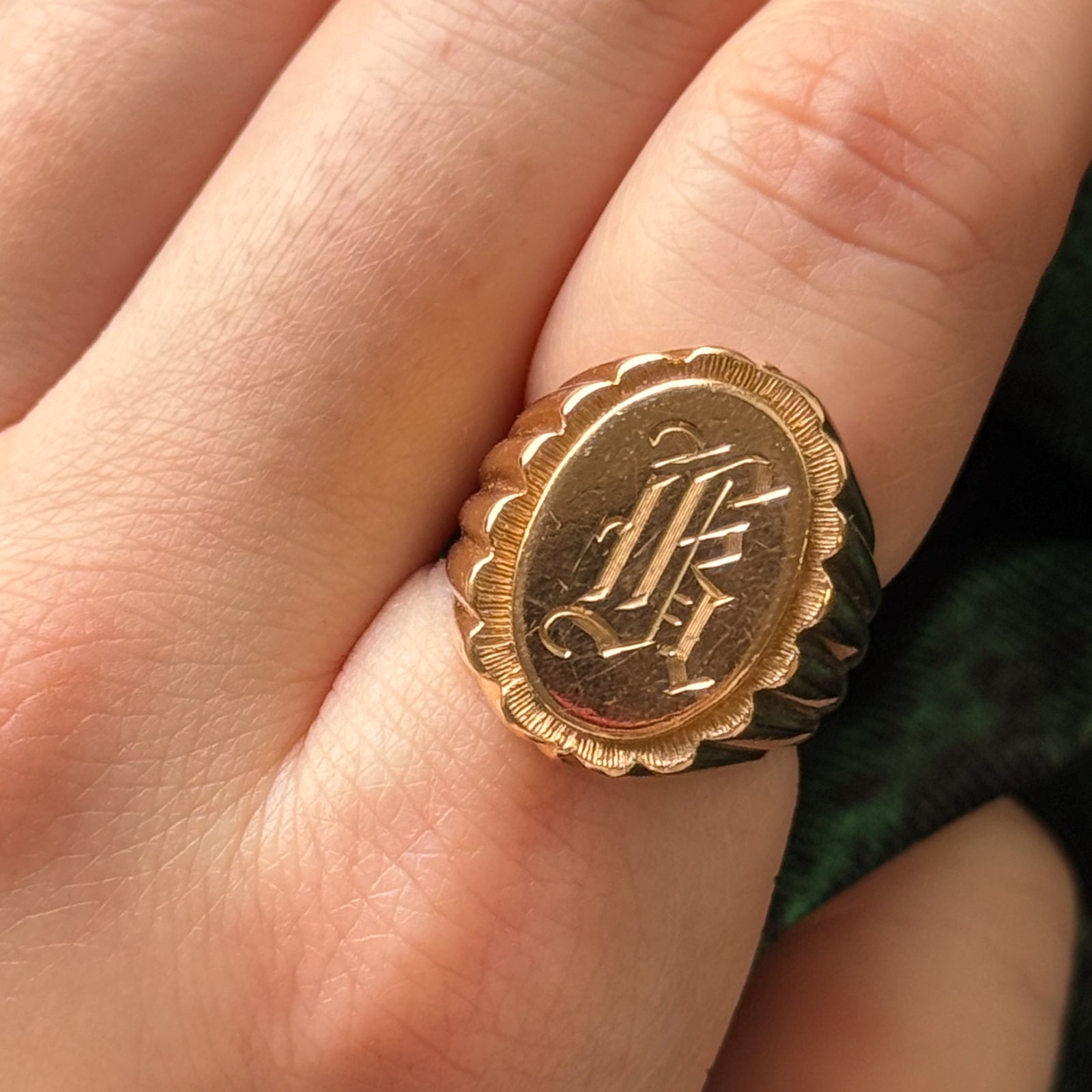 18k Yellow Gold Signet Ring | SZ 6.75 |