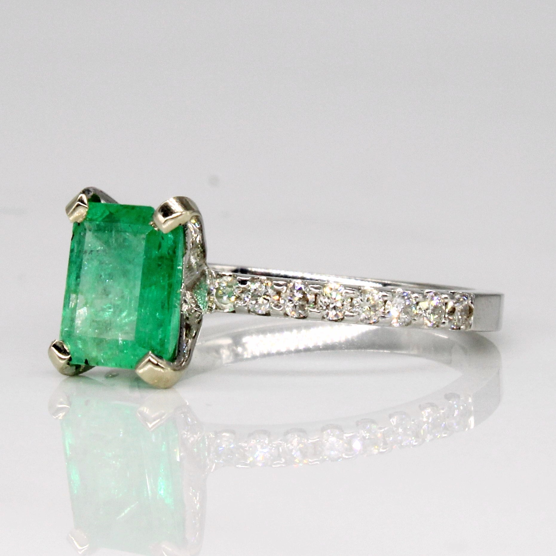 Bague émeraude et diamants | 1,35 ct, 0,30 ct au total | Taille 6,25 |