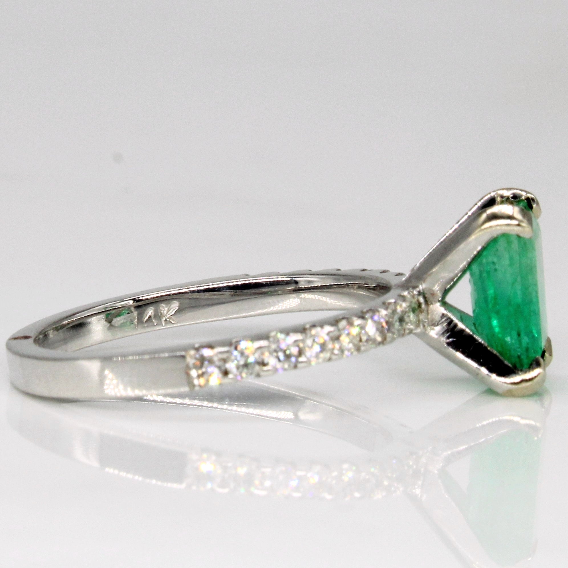 Bague émeraude et diamants | 1,35 ct, 0,30 ct au total | Taille 6,25 |