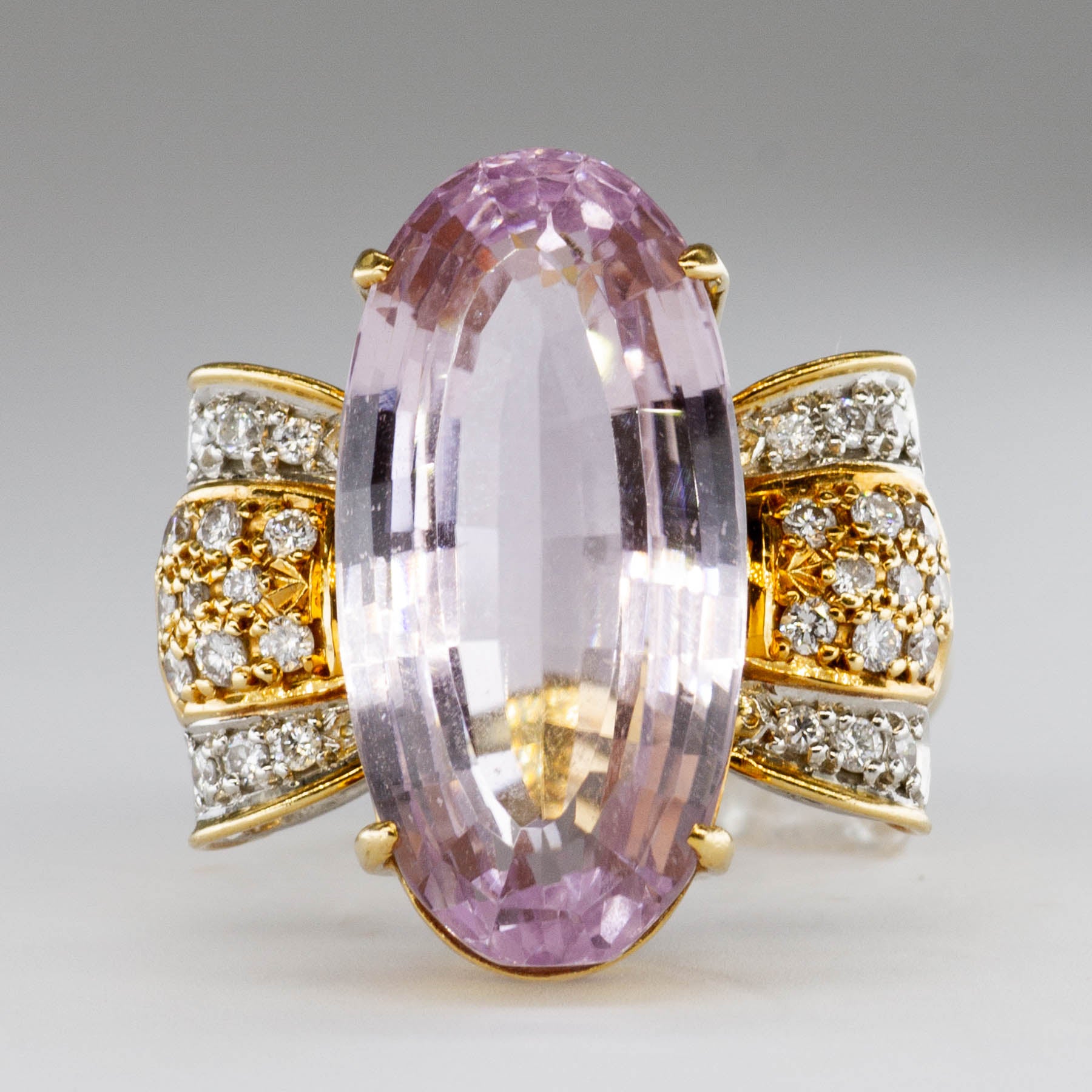 Bague cocktail nœud papillon ovale en tourmaline rose et diamants, or 18 carats | 15 ct au total, 0,35 ct au total | Taille 6,25 | 