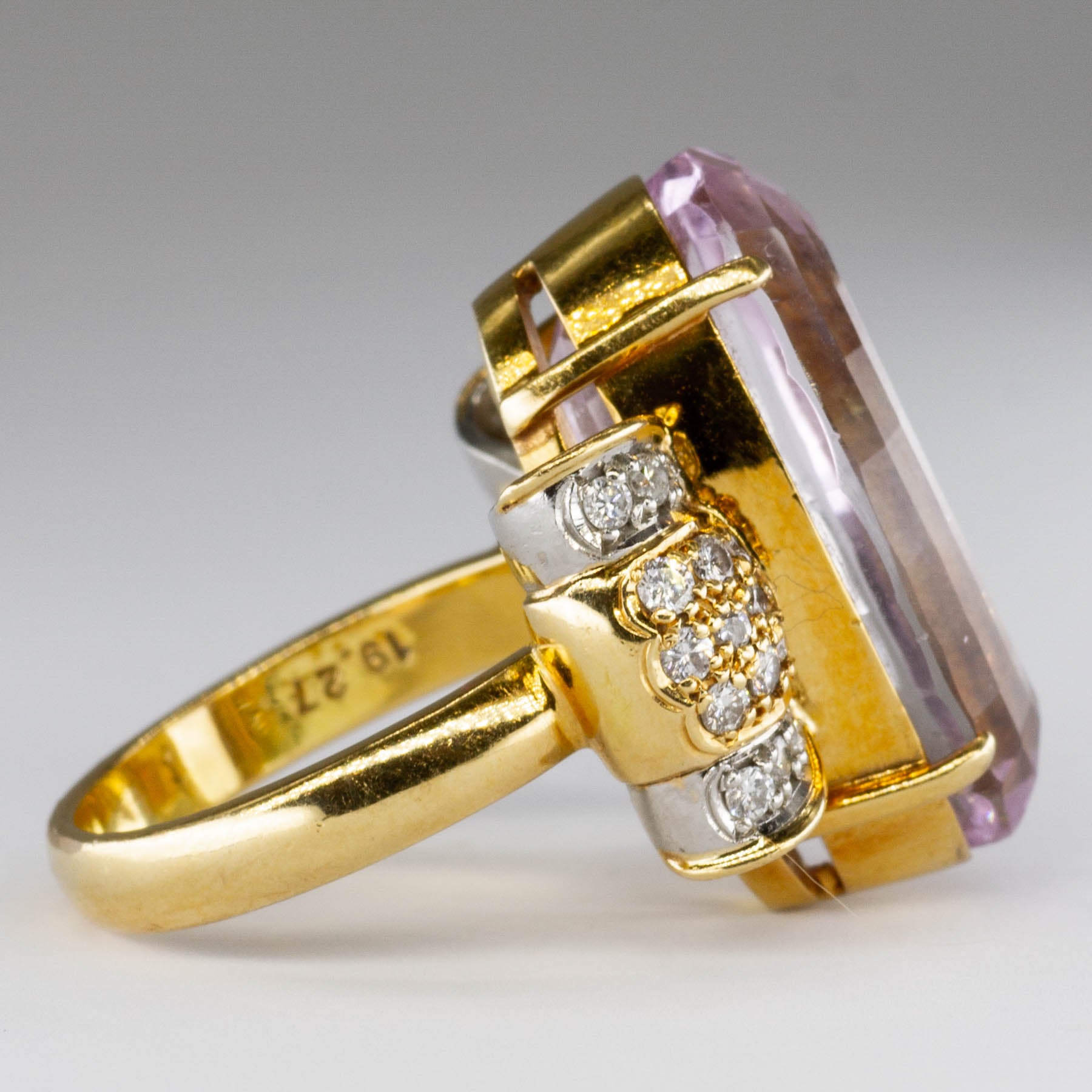 Bague cocktail nœud papillon ovale en tourmaline rose et diamants, or 18 carats | 15 ct au total, 0,35 ct au total | Taille 6,25 | 