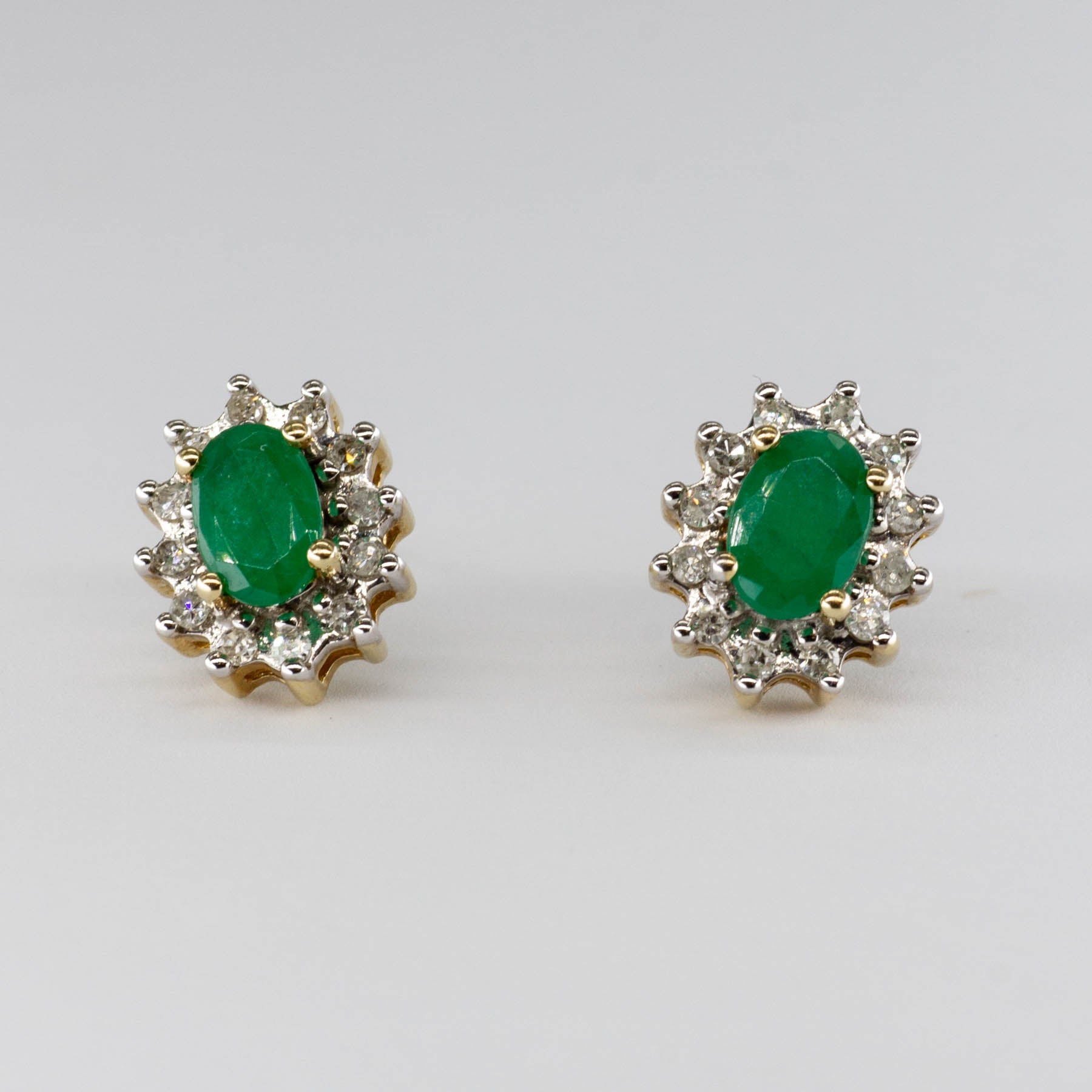 Boucles d'oreilles en or 10 carats avec émeraudes et diamants | 0,7 ct au total 0,18 ct au total | 