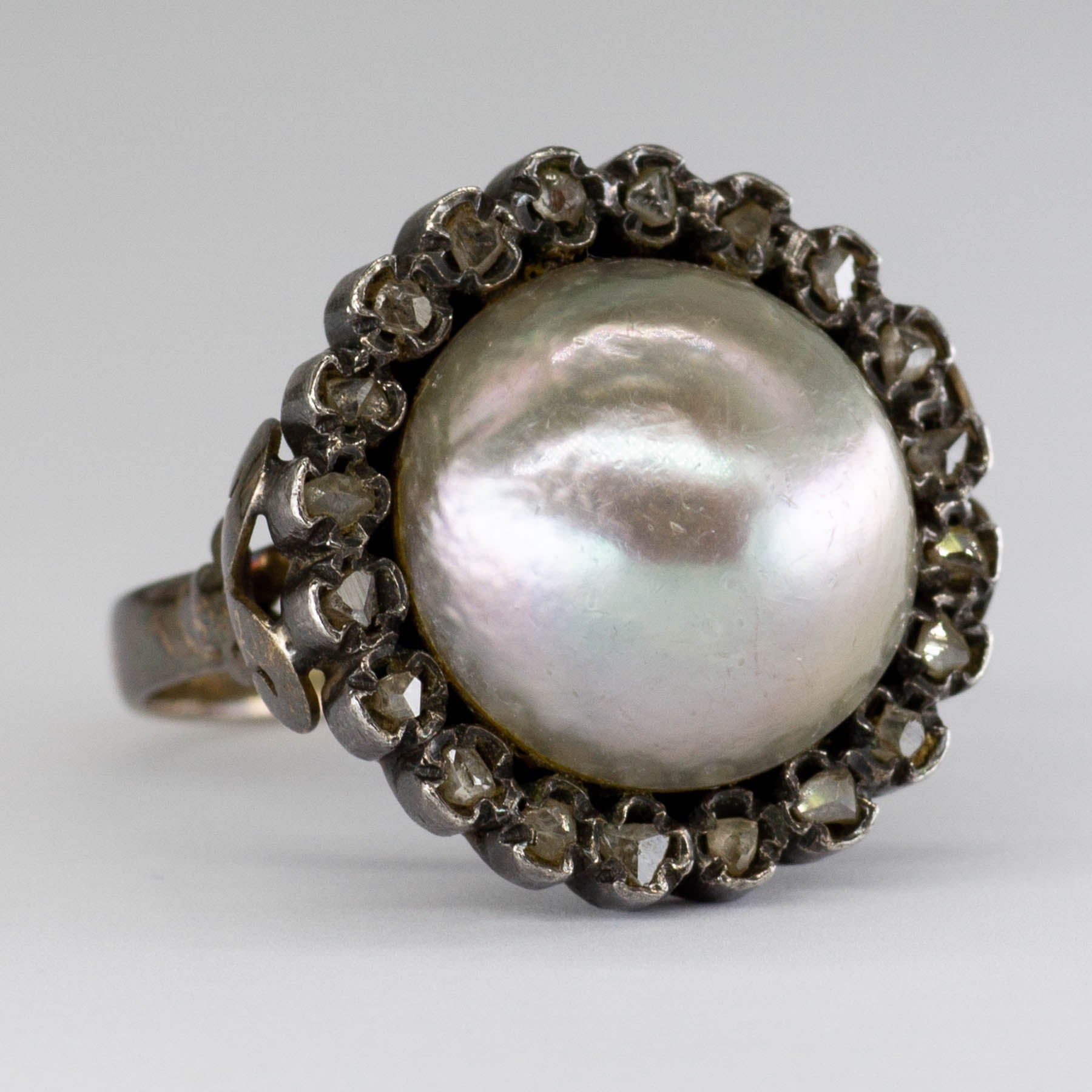 Bague Mabé en or 14 carats et argent, ornée d'une perle et d'un diamant taille rose | 14 mm, 0,15 ct | Taille 6,75 | 