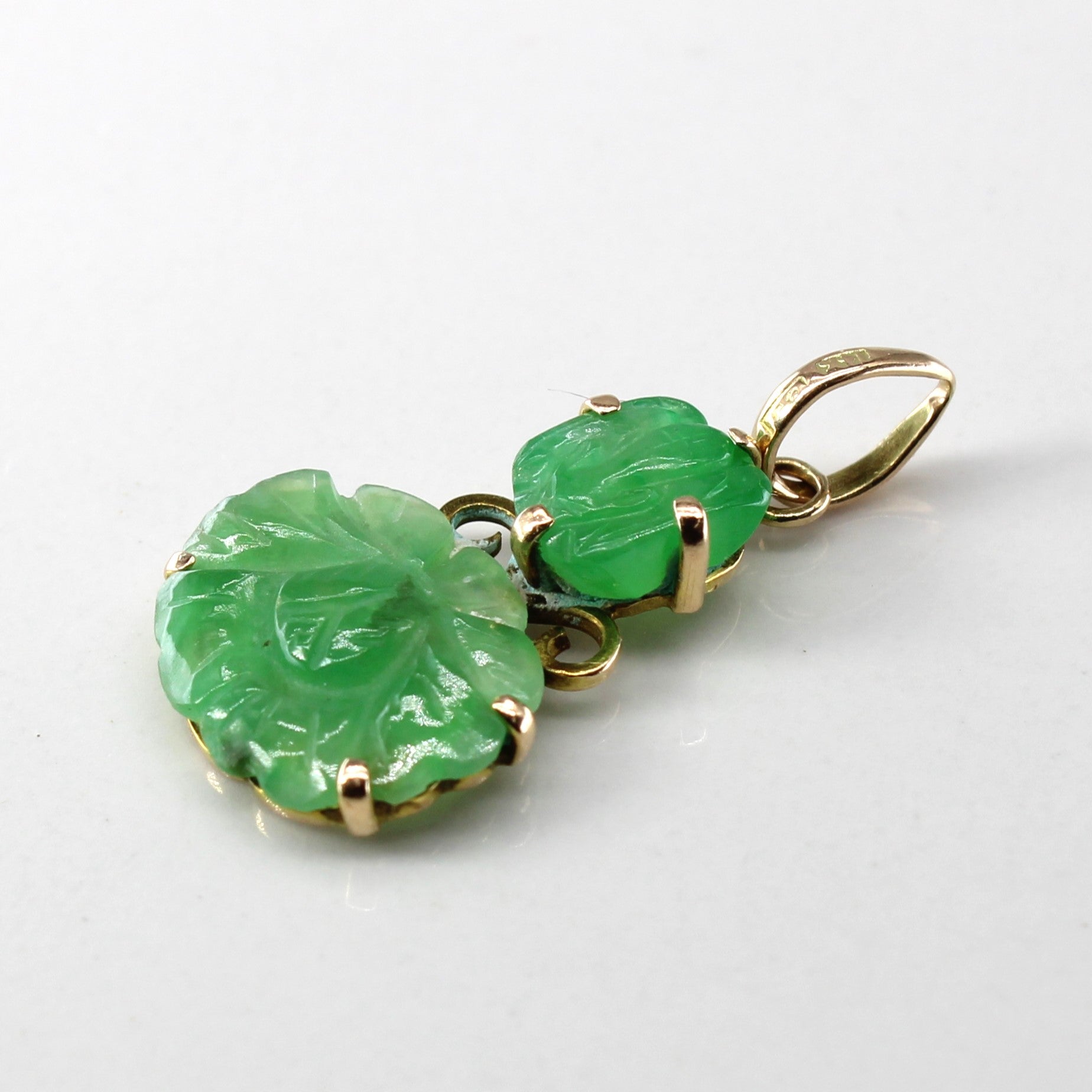 Pendentif en jadéite sculptée | 2,20 ct | 