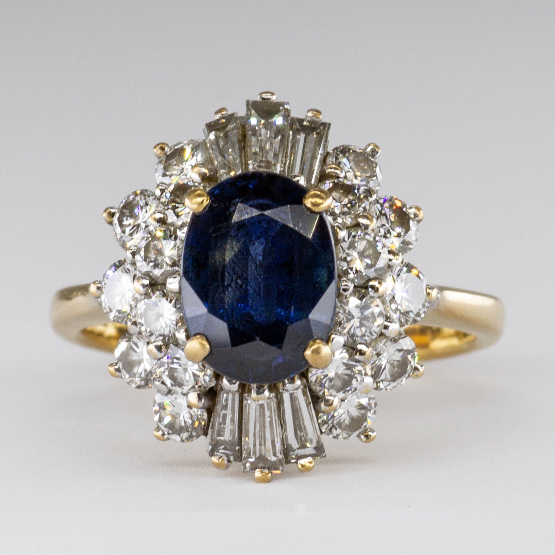 Bague en or 14 carats sertie d'un halo de saphirs ovales et de diamants | 2,08 ct, 0,6 ct, 1,0 ct | Taille 6 |