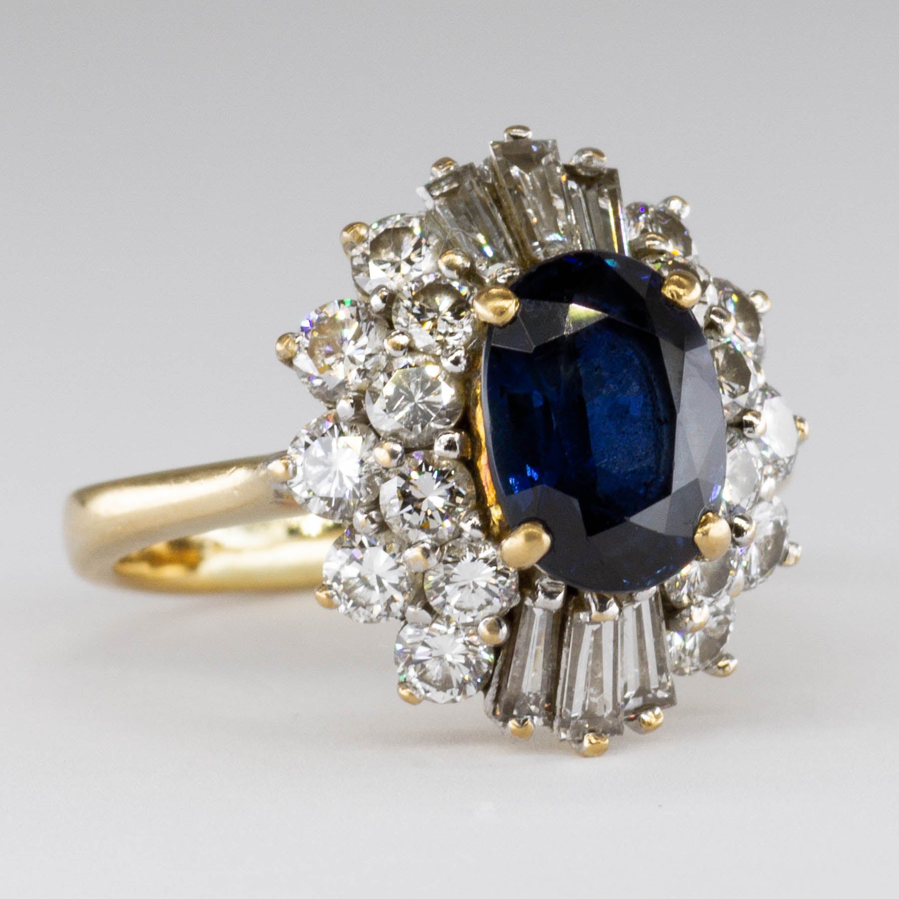 Bague en or 14 carats sertie d'un halo de saphirs ovales et de diamants | 2,08 ct, 0,6 ct, 1,0 ct | Taille 6 |