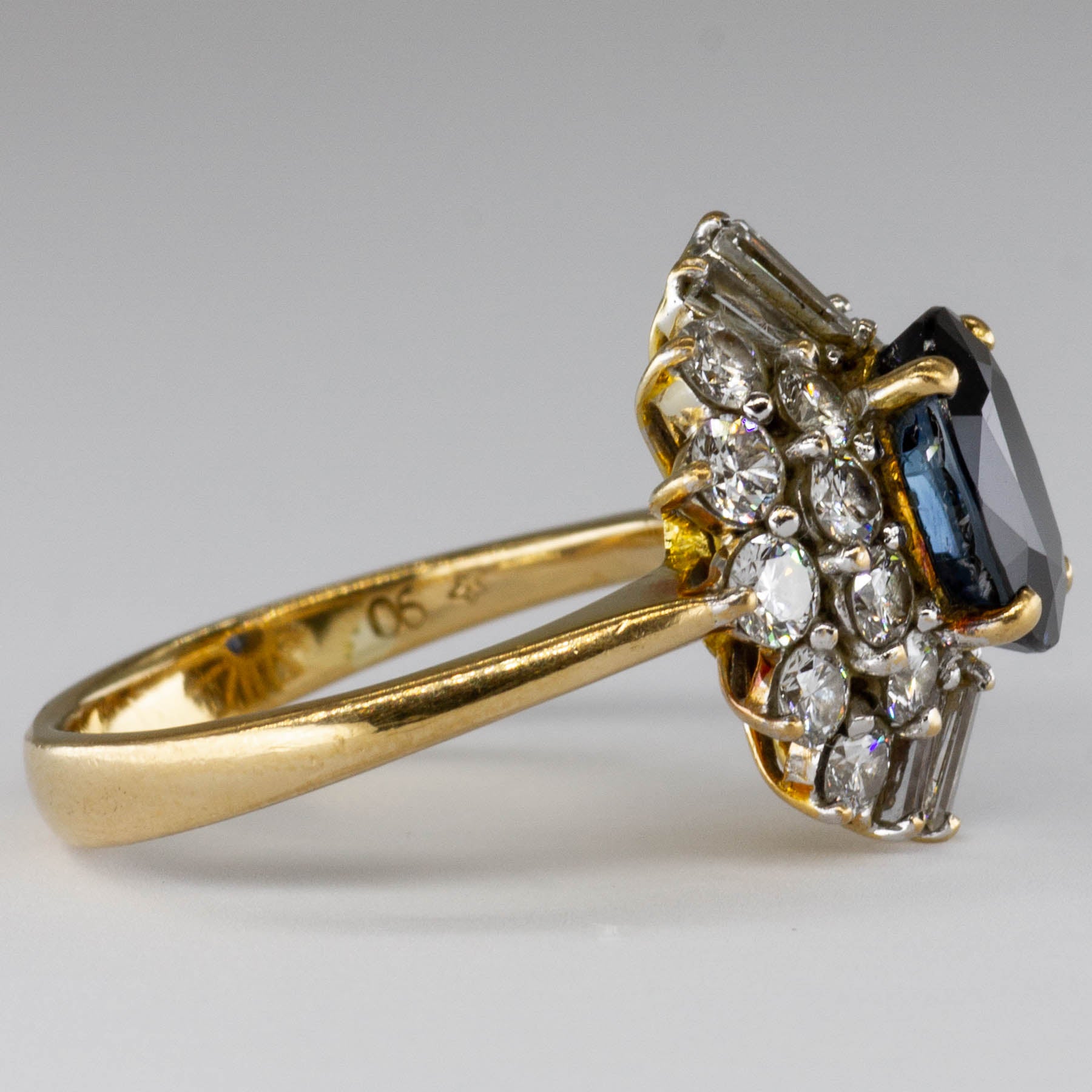 Bague en or 14 carats sertie d'un halo de saphirs ovales et de diamants | 2,08 ct, 0,6 ct, 1,0 ct | Taille 6 |