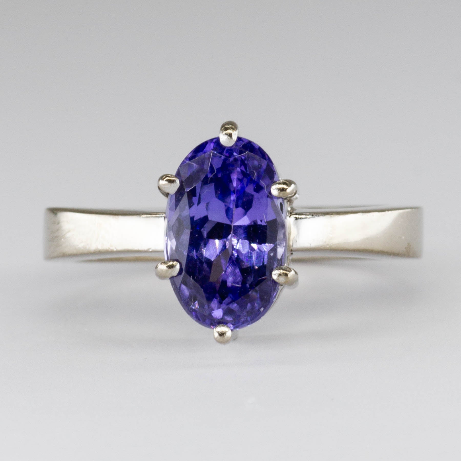 Tanzanite Oval Solitaire 18k Ring | 2.10ctw | SZ 6.25 |