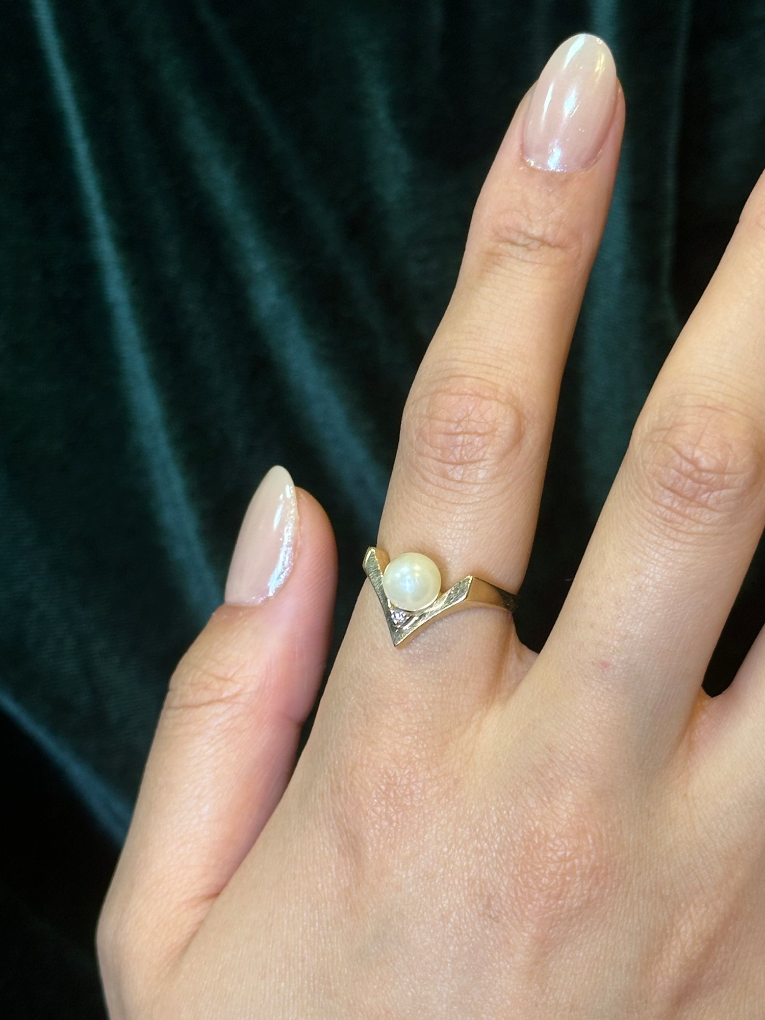 Chevron Pearl & Diamond Ring | 2.50ct, 0.02ct | SZ 8.5 |