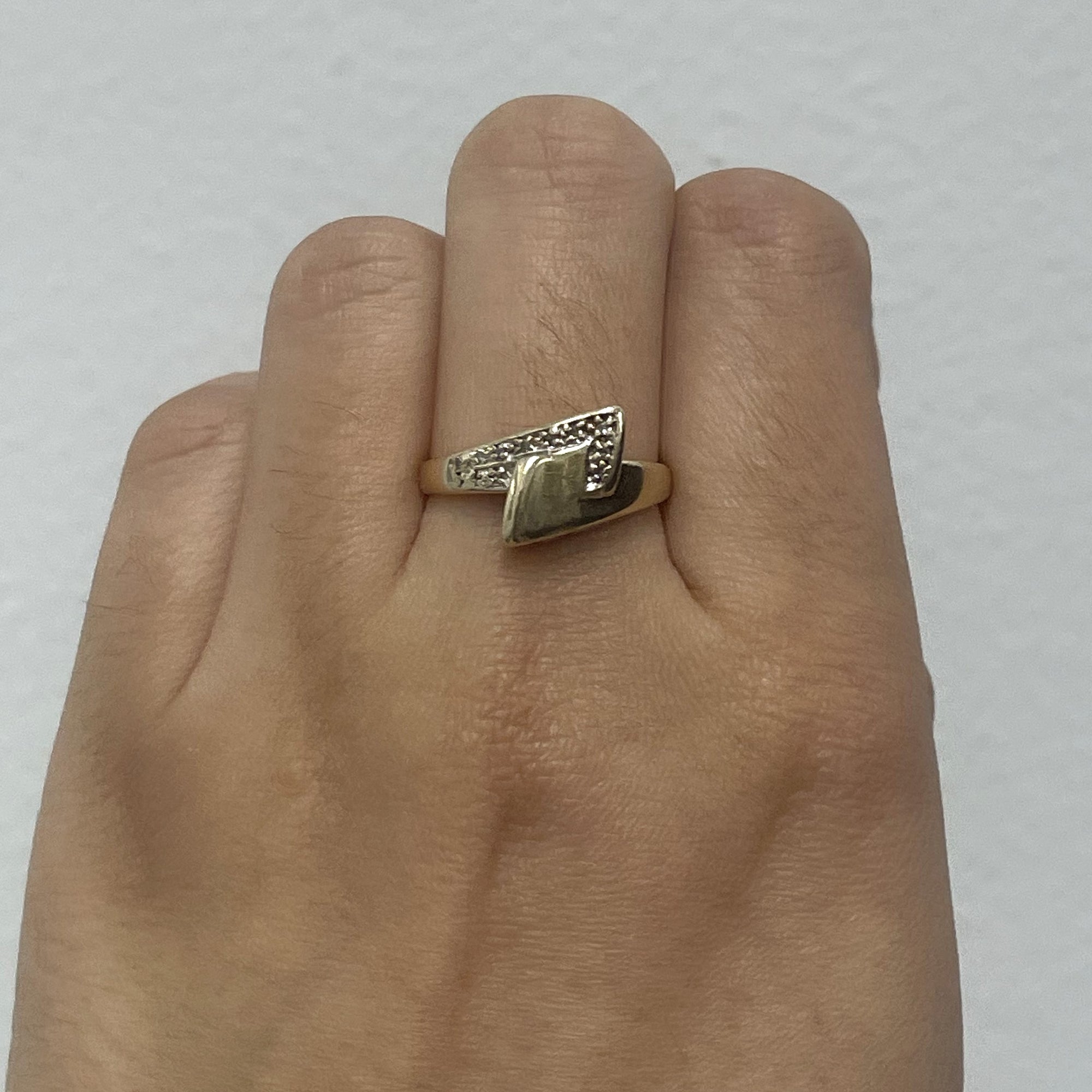 Offset Cluster Diamond Ring | 0.04ctw | SZ 8 |