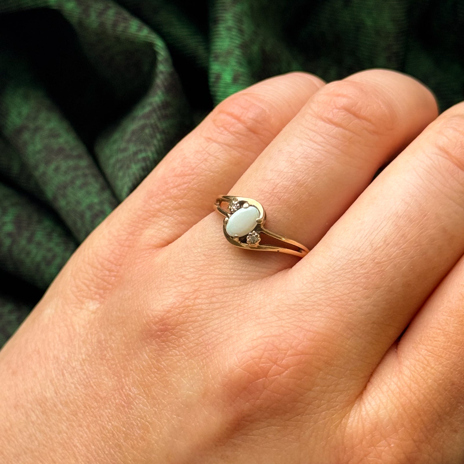 Bague en opale et diamants | 0,25 ct, 0,01 ct au total | Taille 6,75 | 