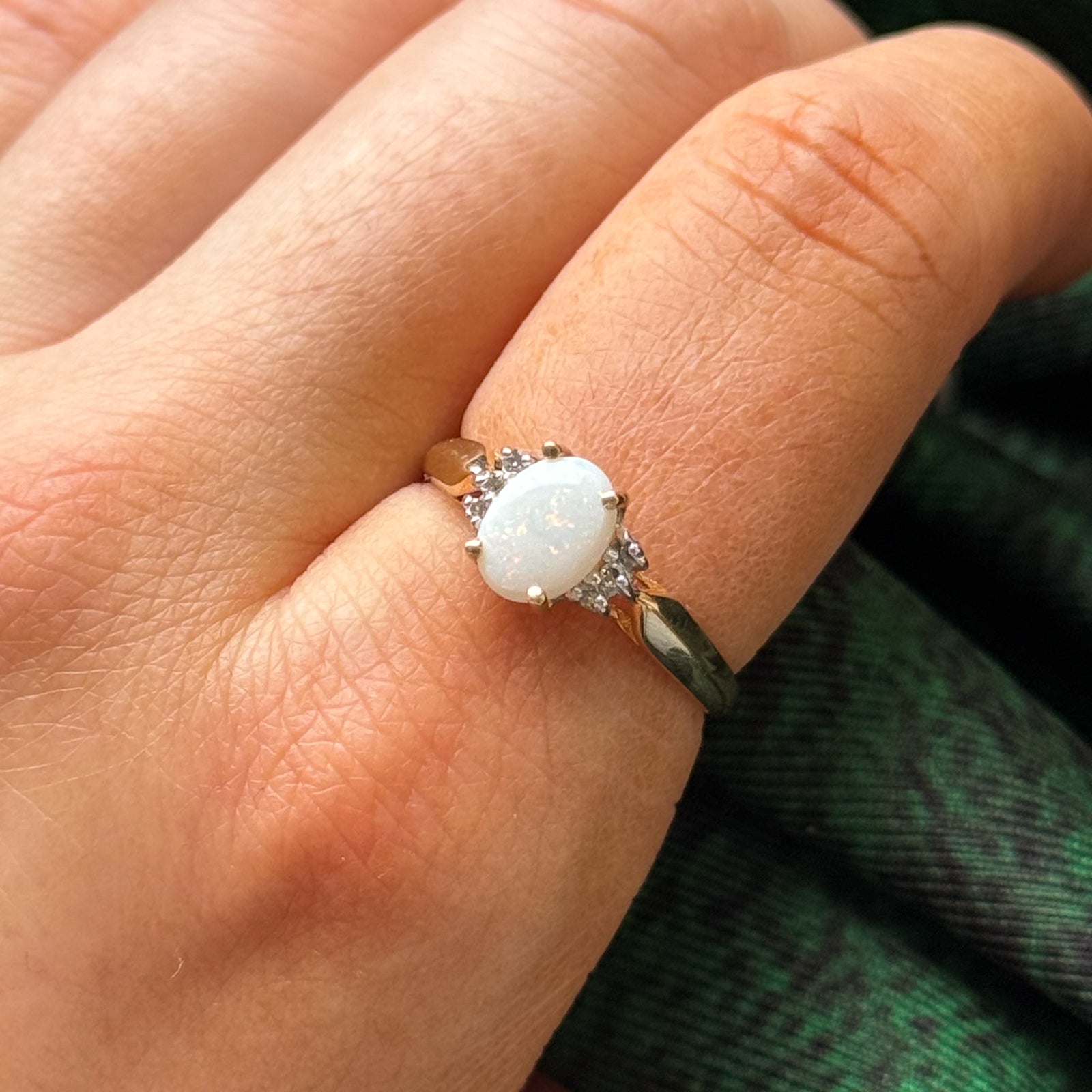 Bague en opale et diamants | 0,60 ct, 0,02 ct au total | Taille 8,5 | 