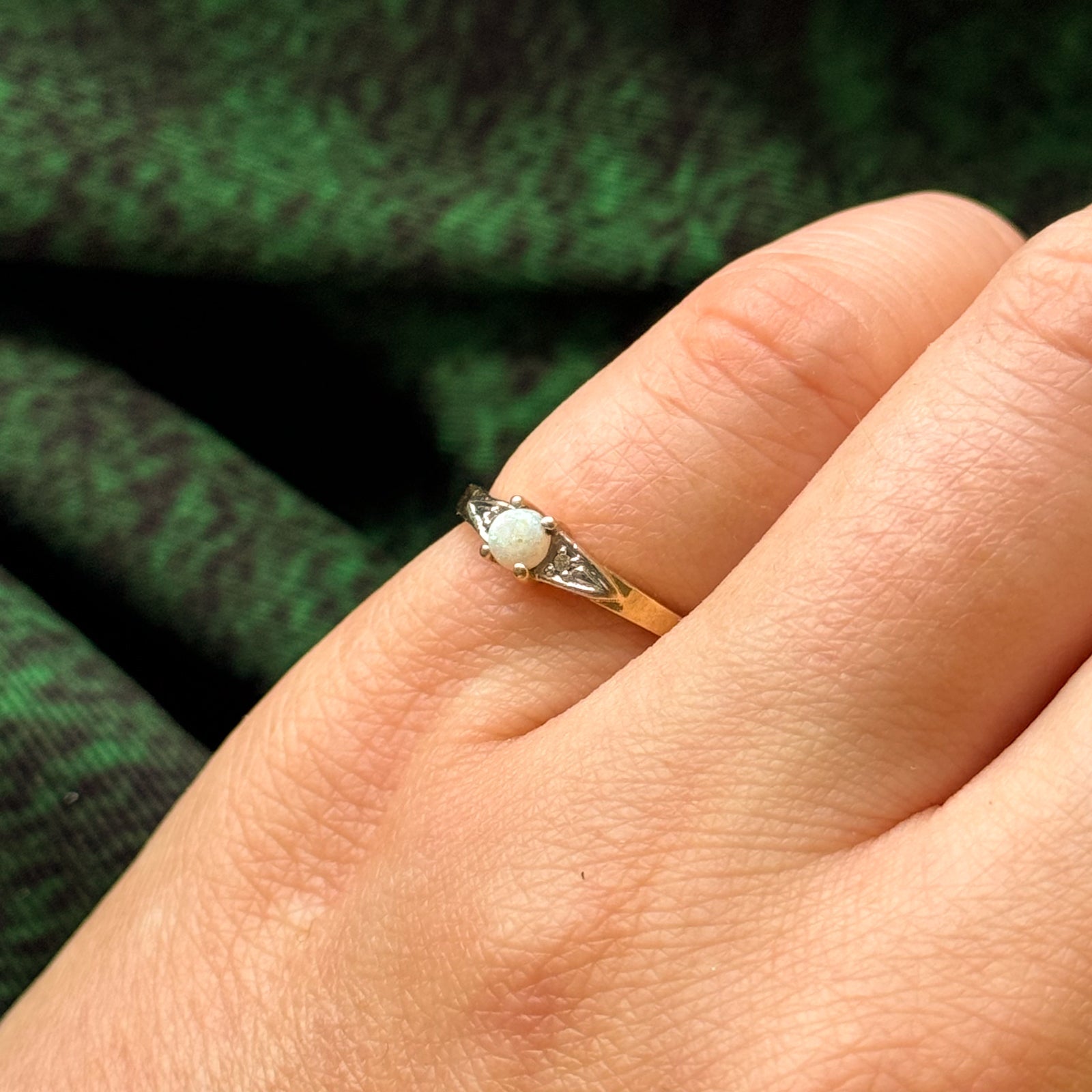 Bague en opale et diamants | 0,07 ct, 0,01 ct au total | Taille 3,75 |