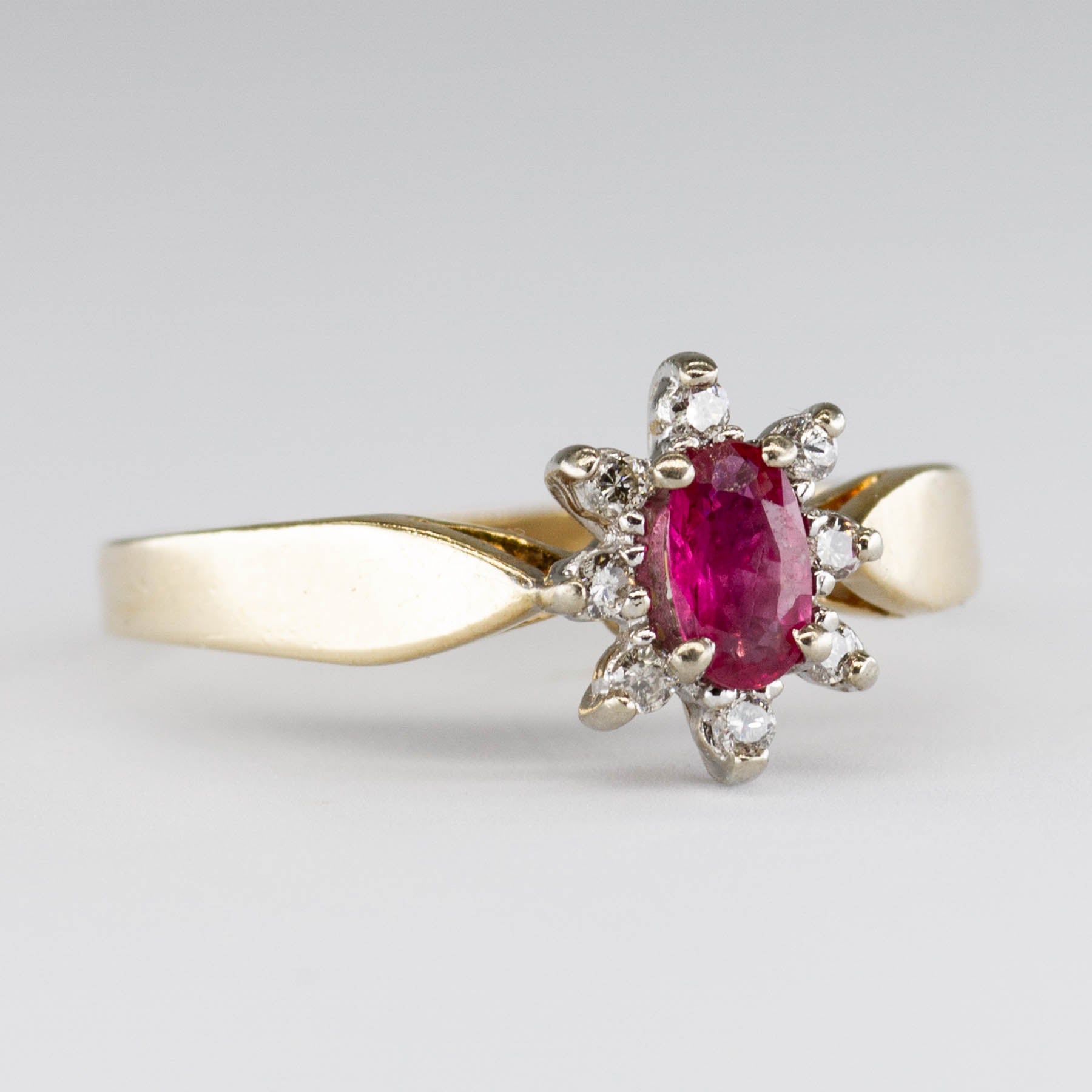 Bague en or 10 carats sertie d'un rubis ovale et de diamants | 0,08 ct au total, 0,25 ct | Taille 7 | 