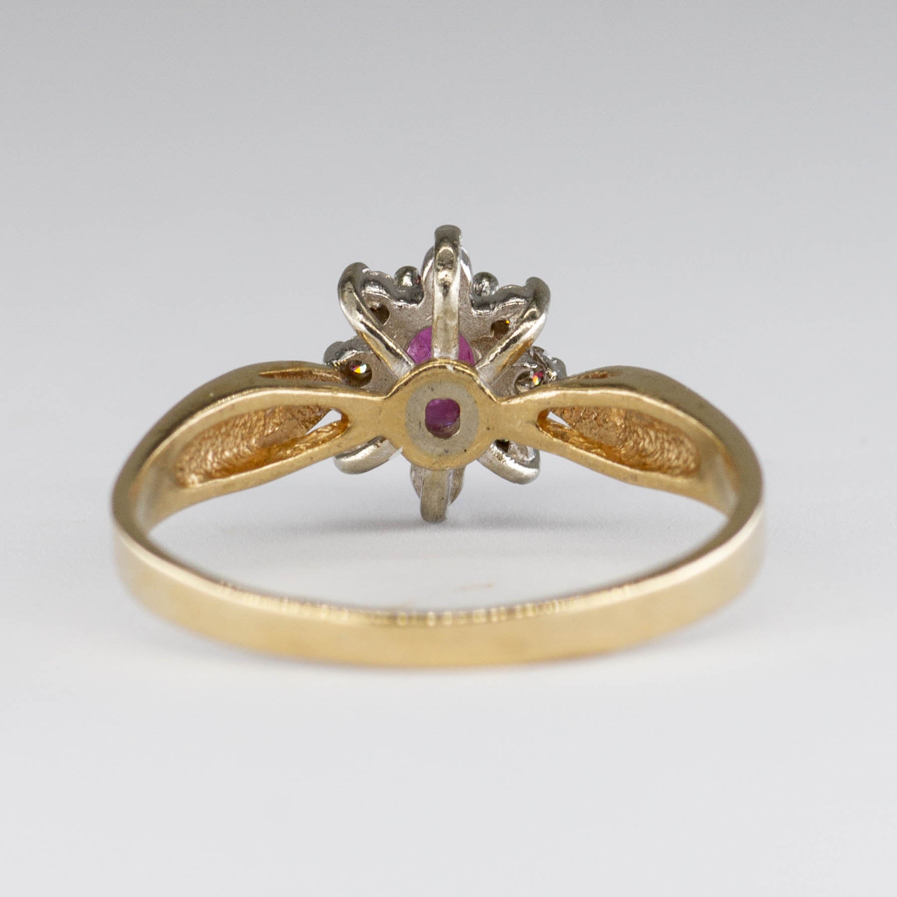 Bague en or 10 carats sertie d'un rubis ovale et de diamants | 0,08 ct au total, 0,25 ct | Taille 7 | 