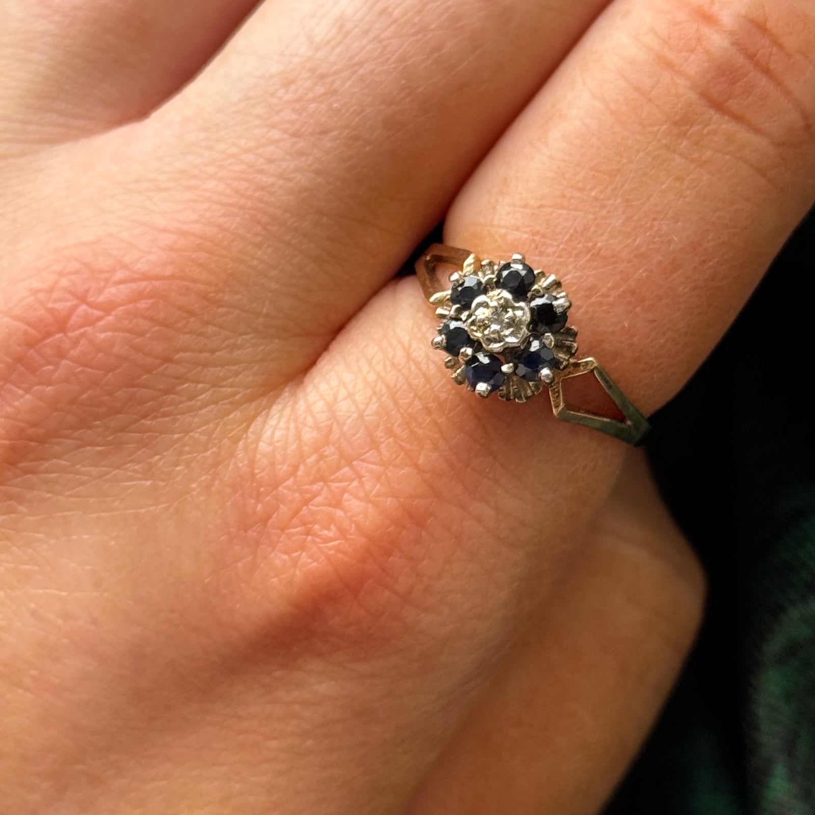 1977 London Sapphire & Diamond Ring | 0.60ctw, 0.02ct | SZ 7.25 |