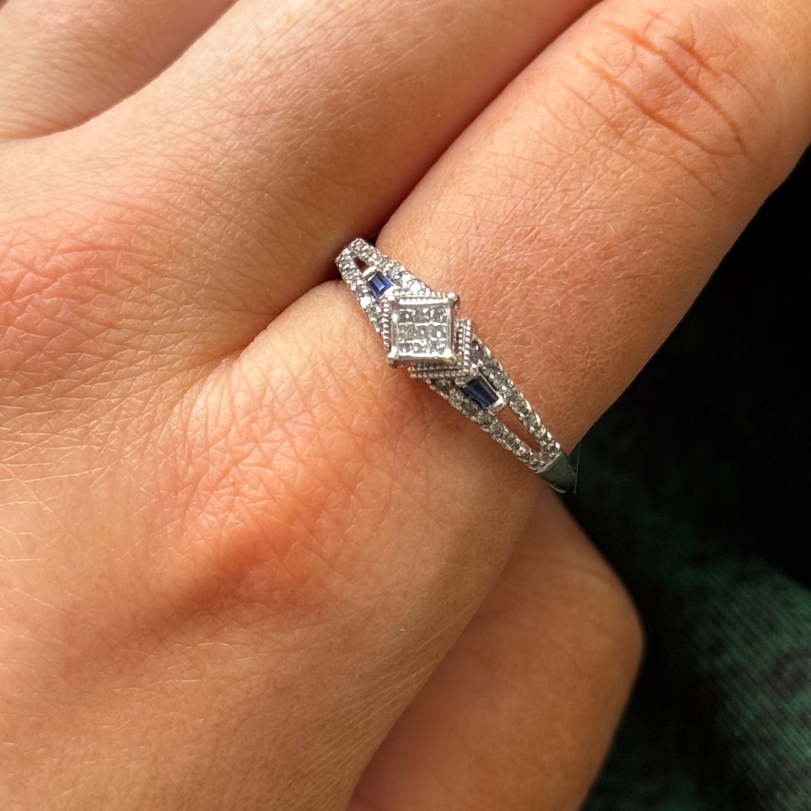 Bague en diamant et saphir | 0,13 ct, 0,06 ct | Taille 9,25 | 