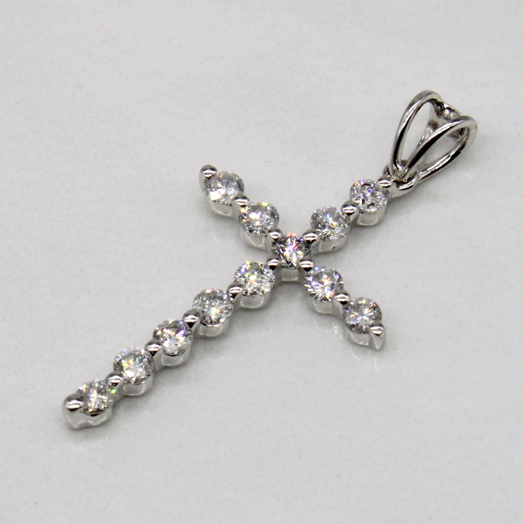 Pendentif croix en diamants | 0,33 ct |