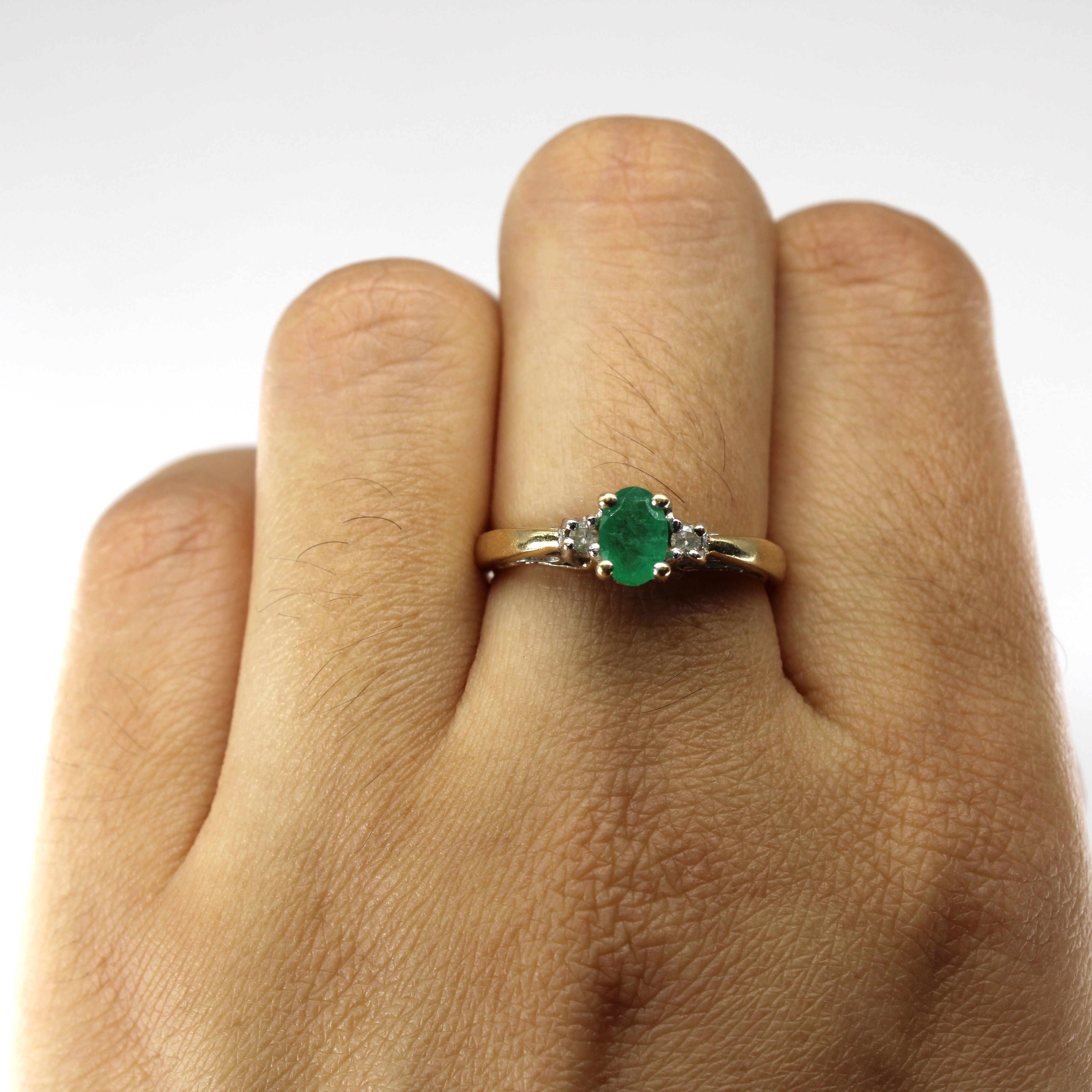 Bague trois pierres émeraude et diamants | 0,40 ct | 0,02 ct au total | Taille 7 | 