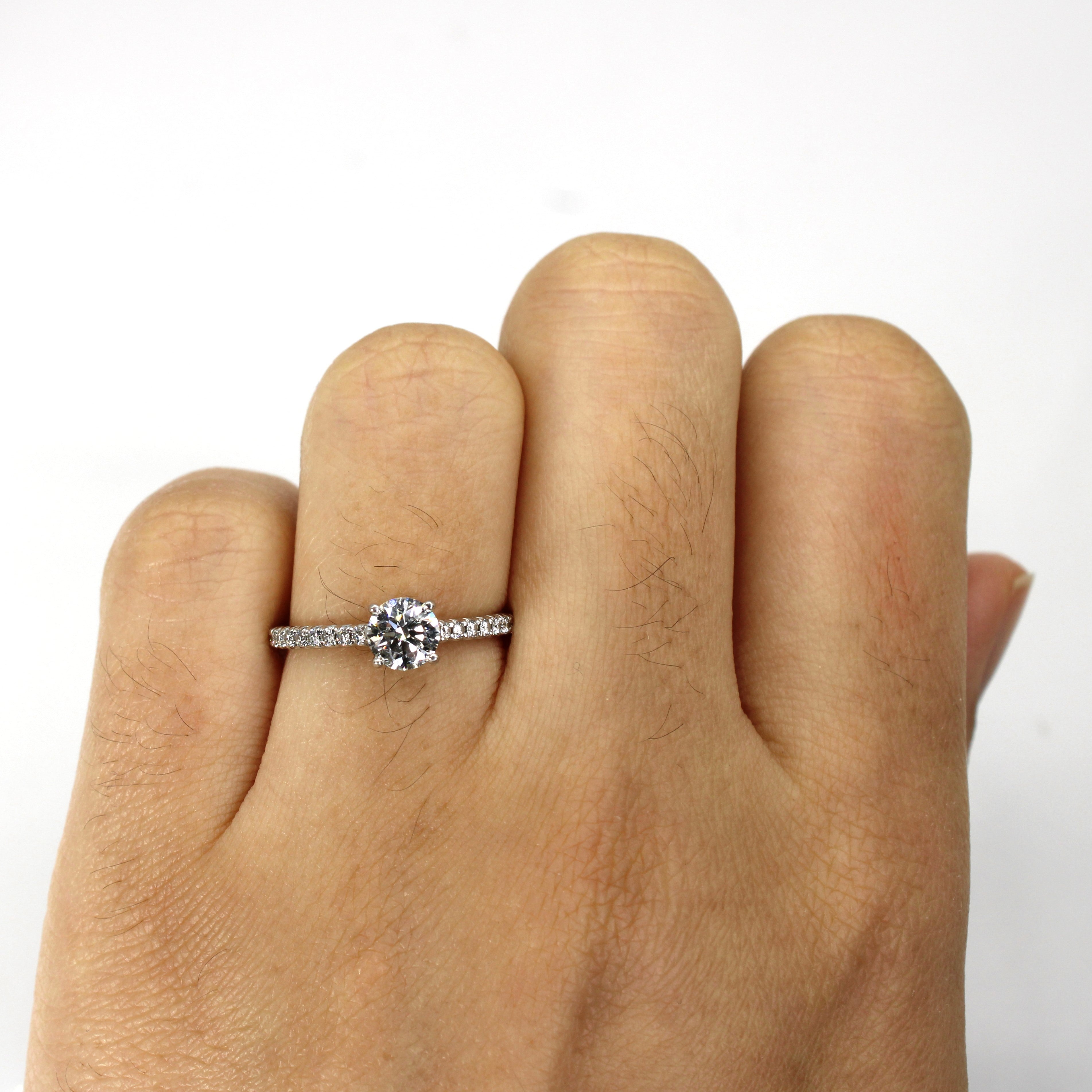 Bague solitaire Tiffany & Co. avec diamants d'accent | 0,72 ct | Taille 5,5 | 