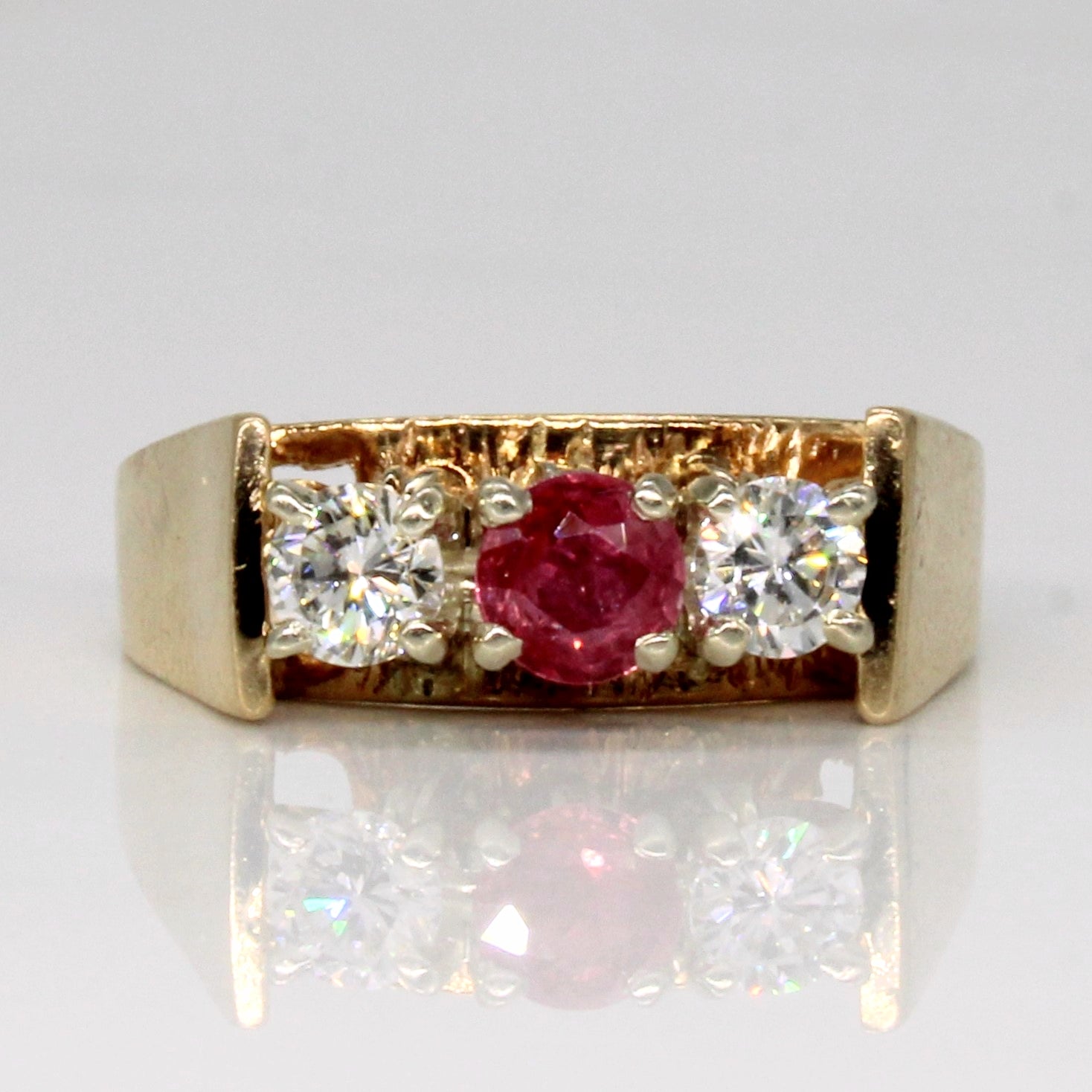 Bague trois pierres diamant et rubis | 0,46 ct au total, 0,38 ct | Taille 8 | 