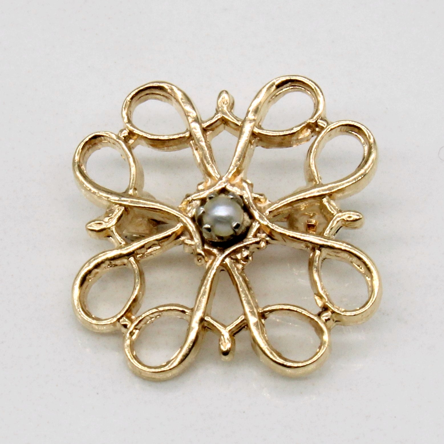 Broche ornée de perles fines