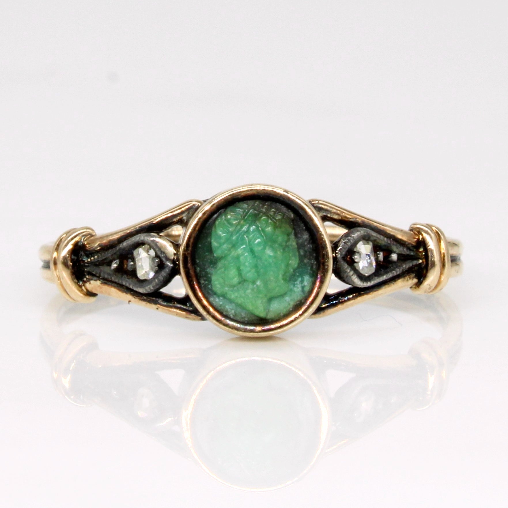 Bague camée en quartzite vert antique et diamant taille rose | 0,70 ct, 0,04 ct au total | Taille 7 |