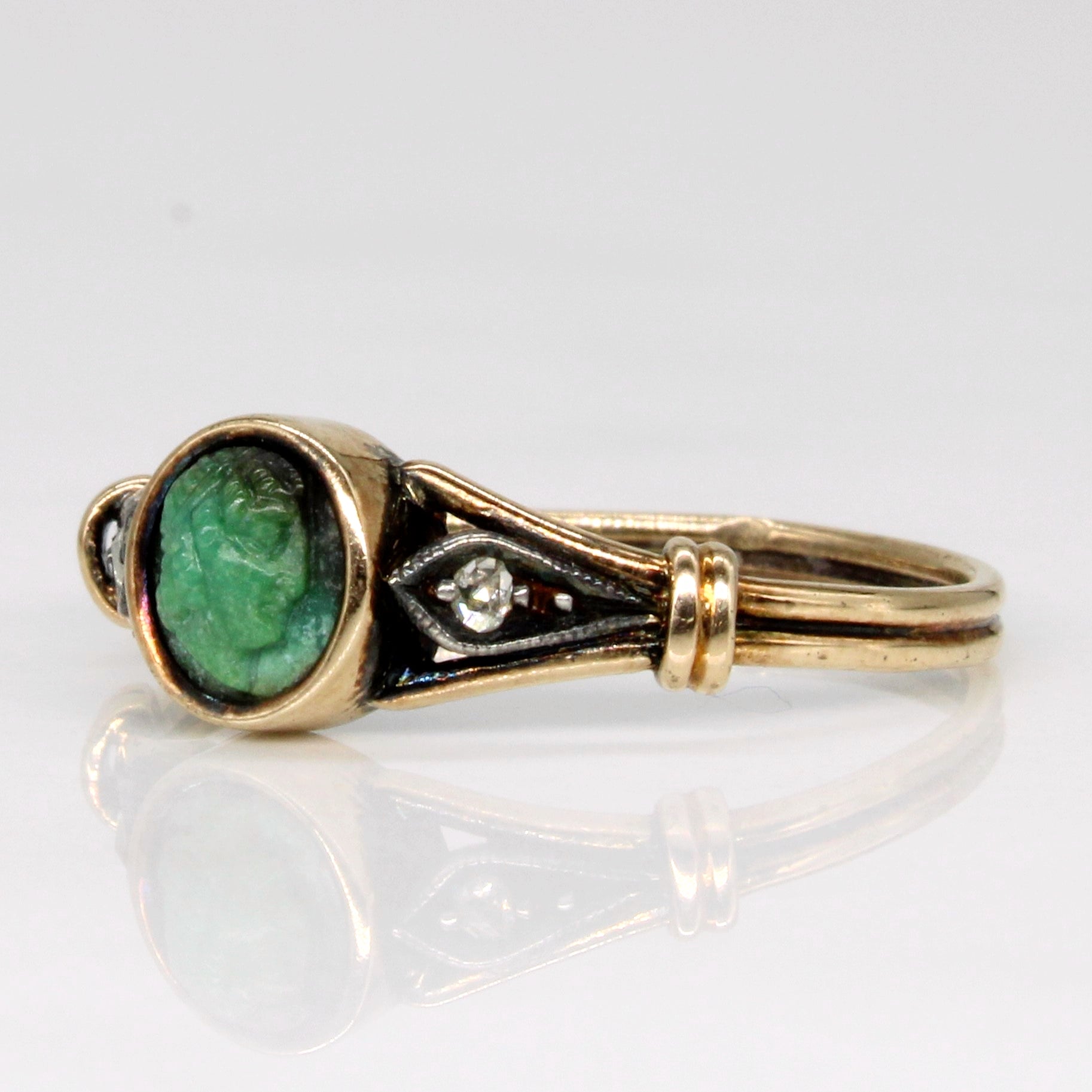Bague camée en quartzite vert antique et diamant taille rose | 0,70 ct, 0,04 ct au total | Taille 7 |