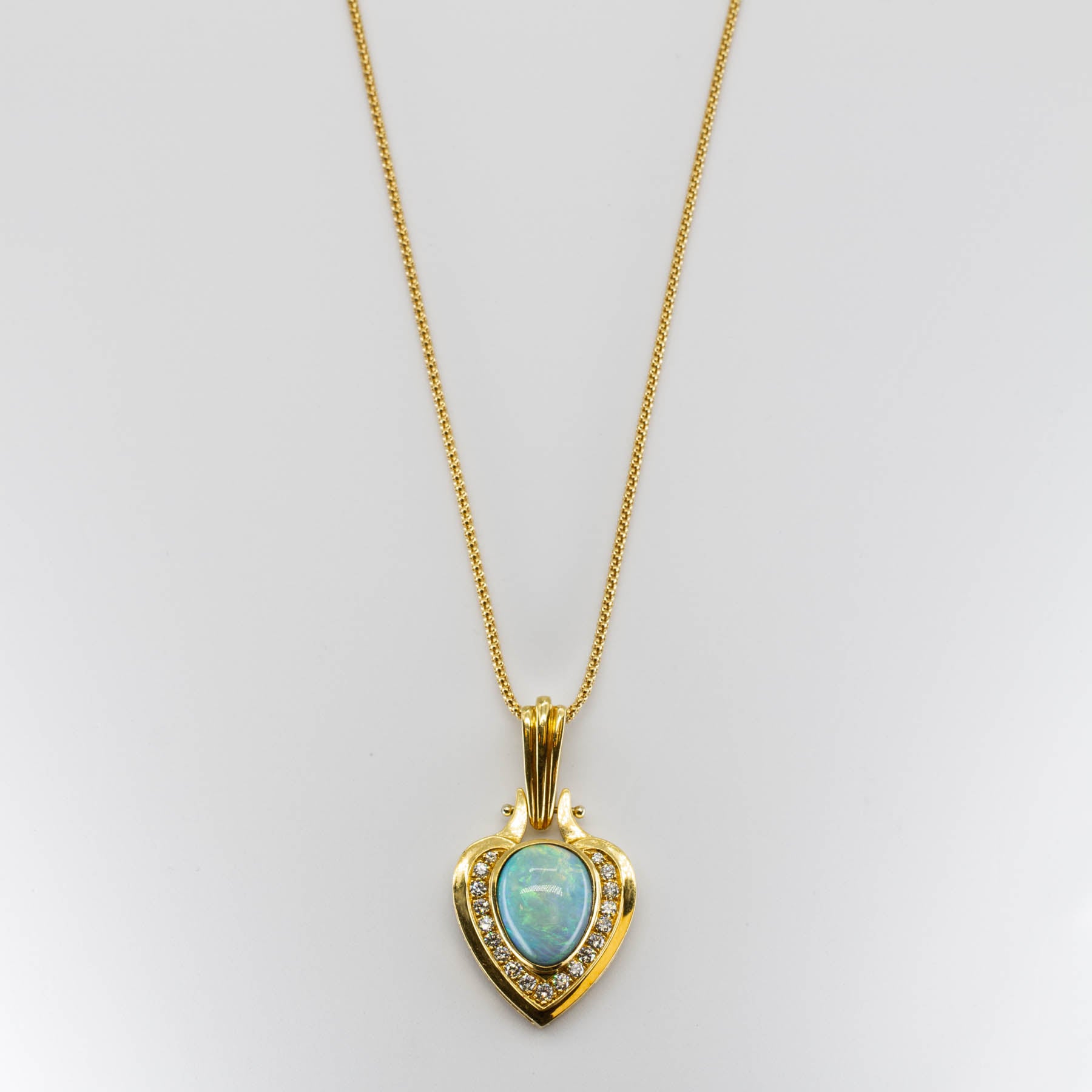 Collier en or 18 carats avec opale et diamants | 7,00 ct | 45,7 cm 