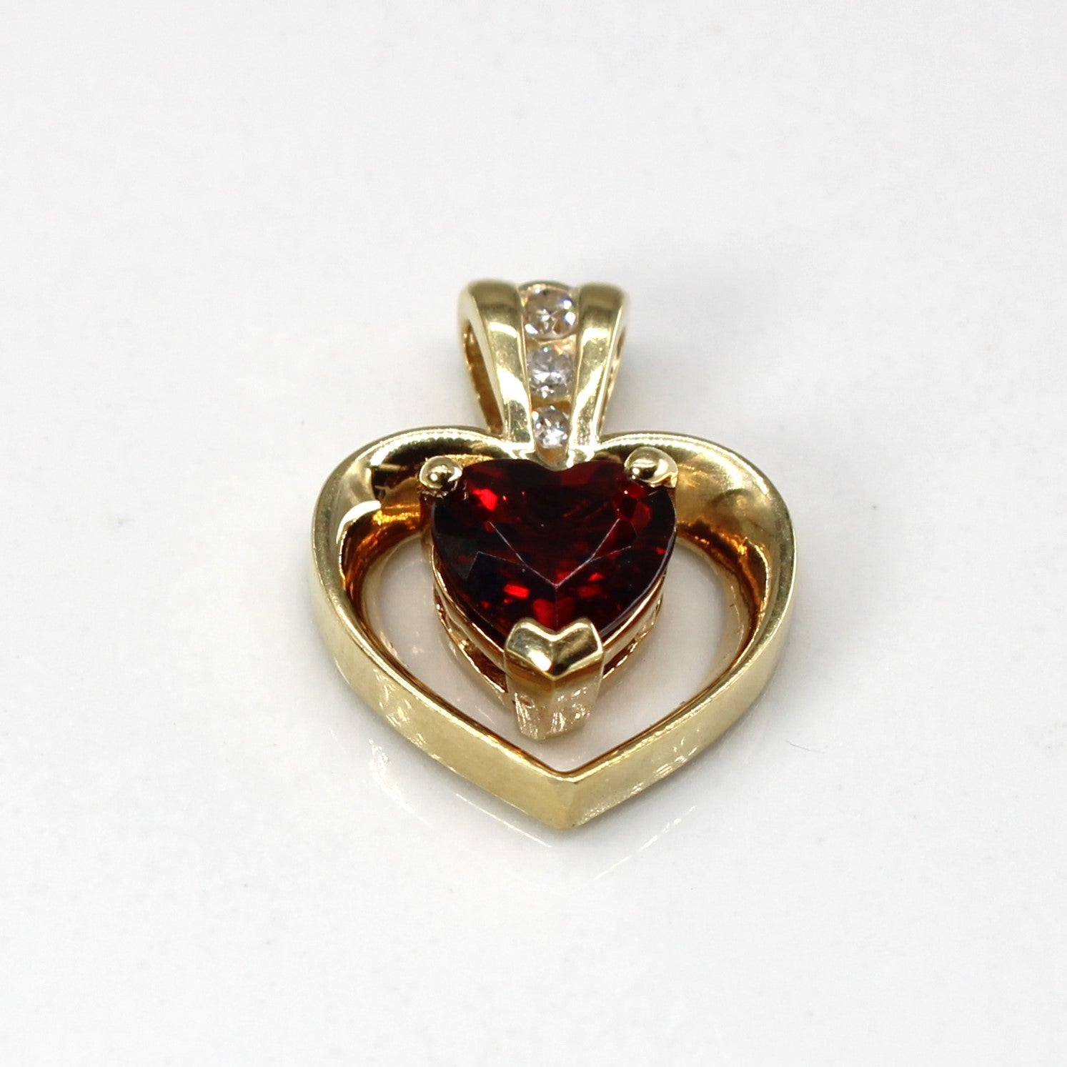 Pendentif cœur en grenat et diamants | 0,95 ct | 0,04 ct au total | 