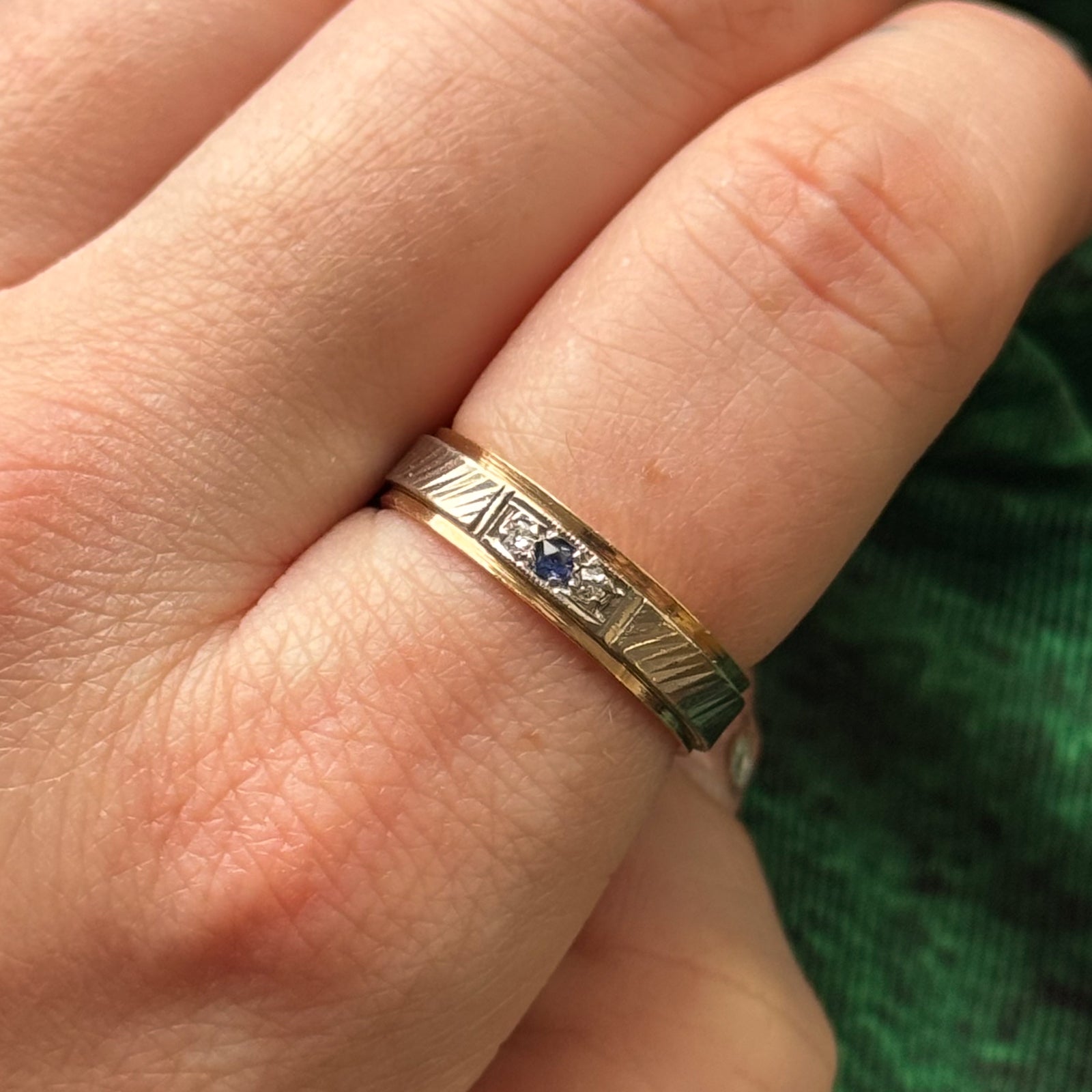 Bague arménienne en diamants et saphirs synthétiques de 1980 | 0,04 ct au total, 0,03 ct | Taille 8,25 | 