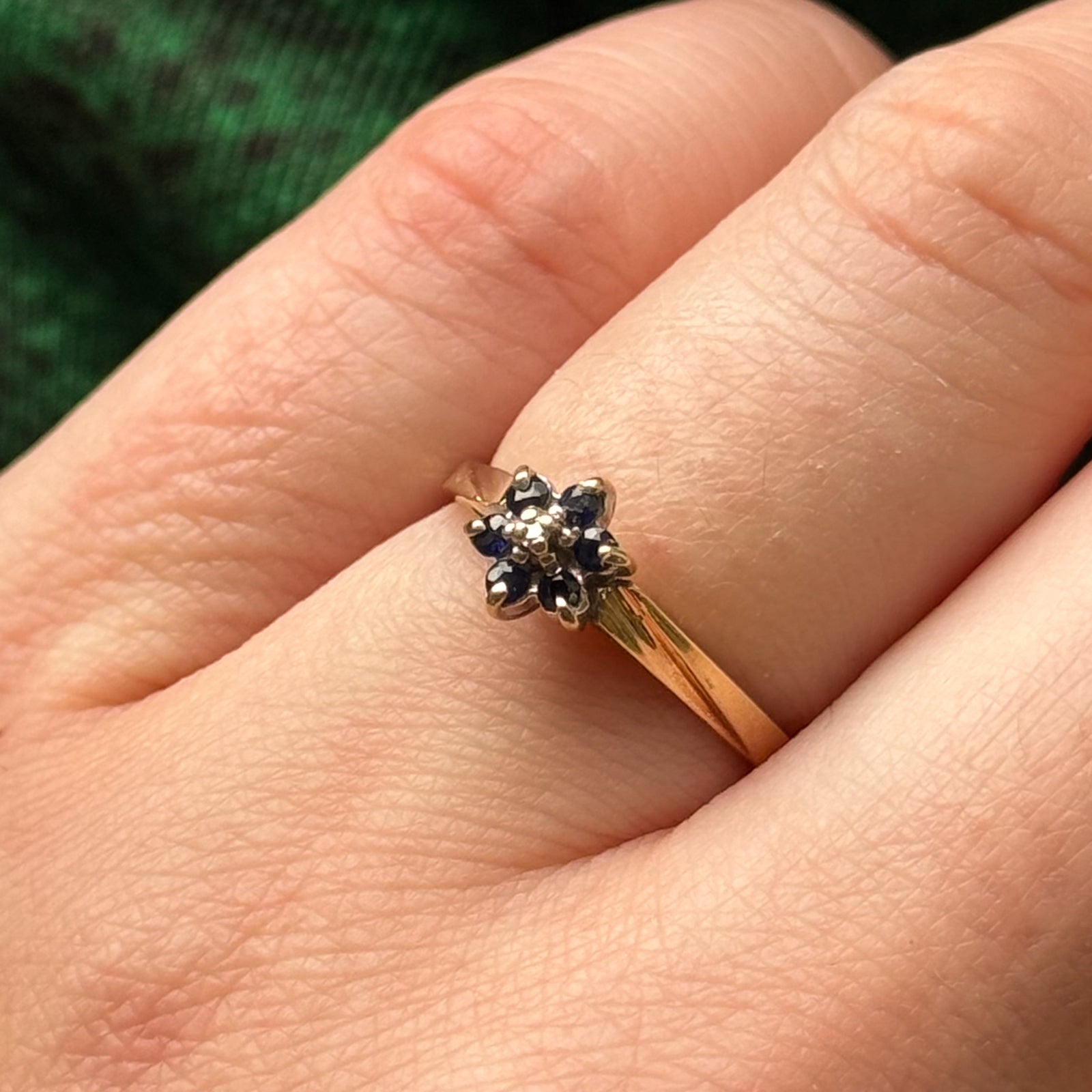 Bague fleur en saphir bleu et diamants | 0,15 ct au total, 0,01 ct | Taille 4,75 |