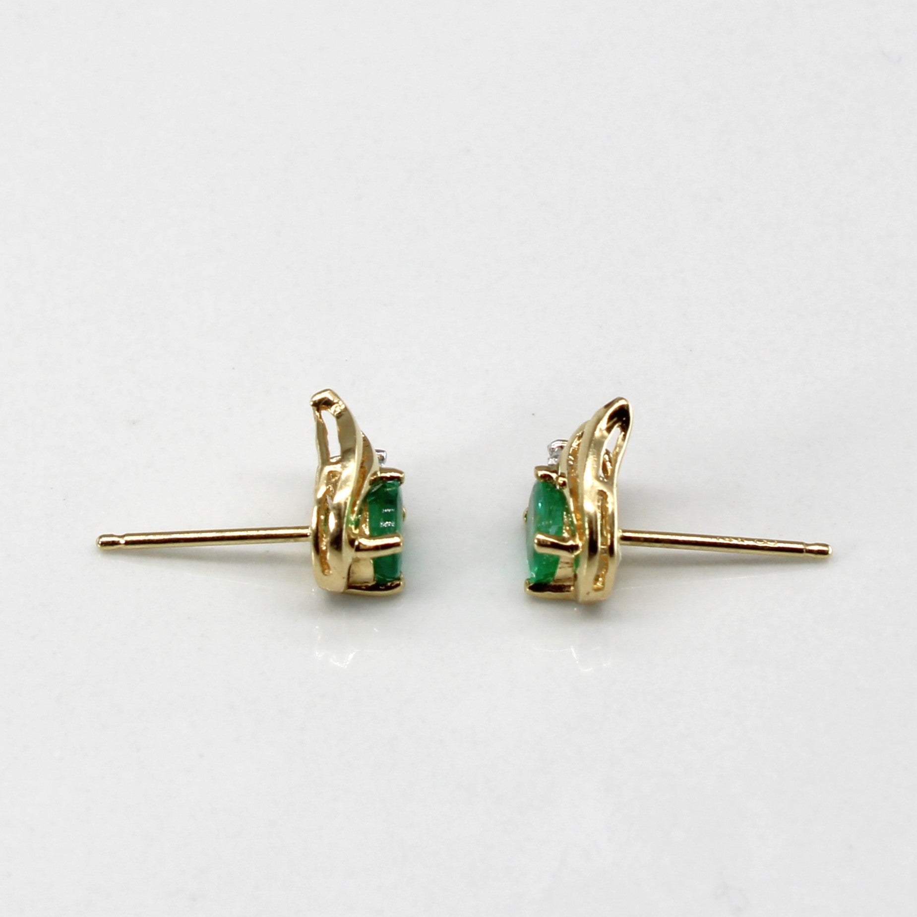 Boucles d'oreilles puces en émeraudes et diamants | 0,50 ct | 0,04 ct | 