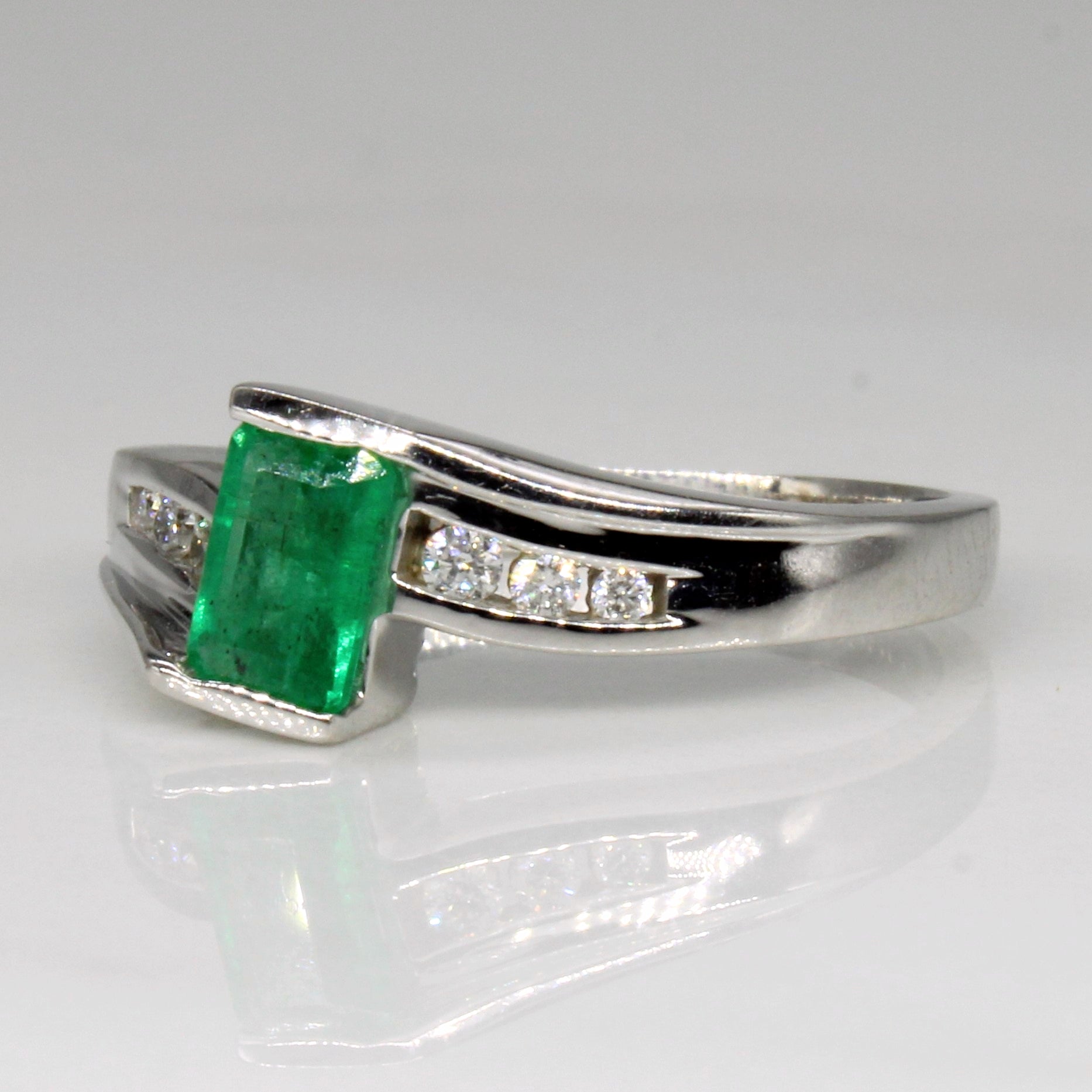 Bague contournée émeraude et diamants | 0,43 ct, 0,09 ct au total | Taille 6,5 | 
