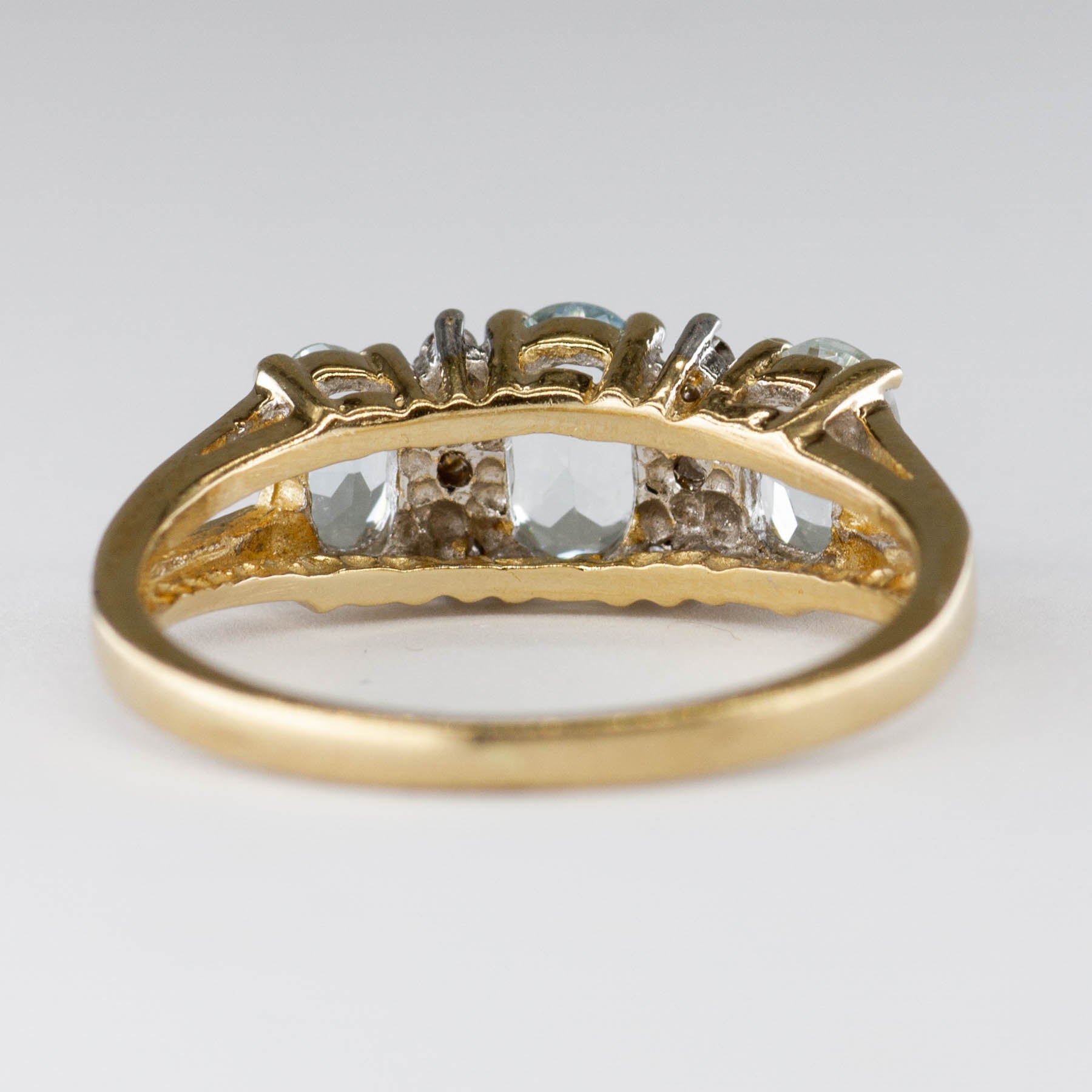 Bague en or jaune 10 carats avec aigue-marine ovale et diamants | 0,67 ct | Taille 4,5 