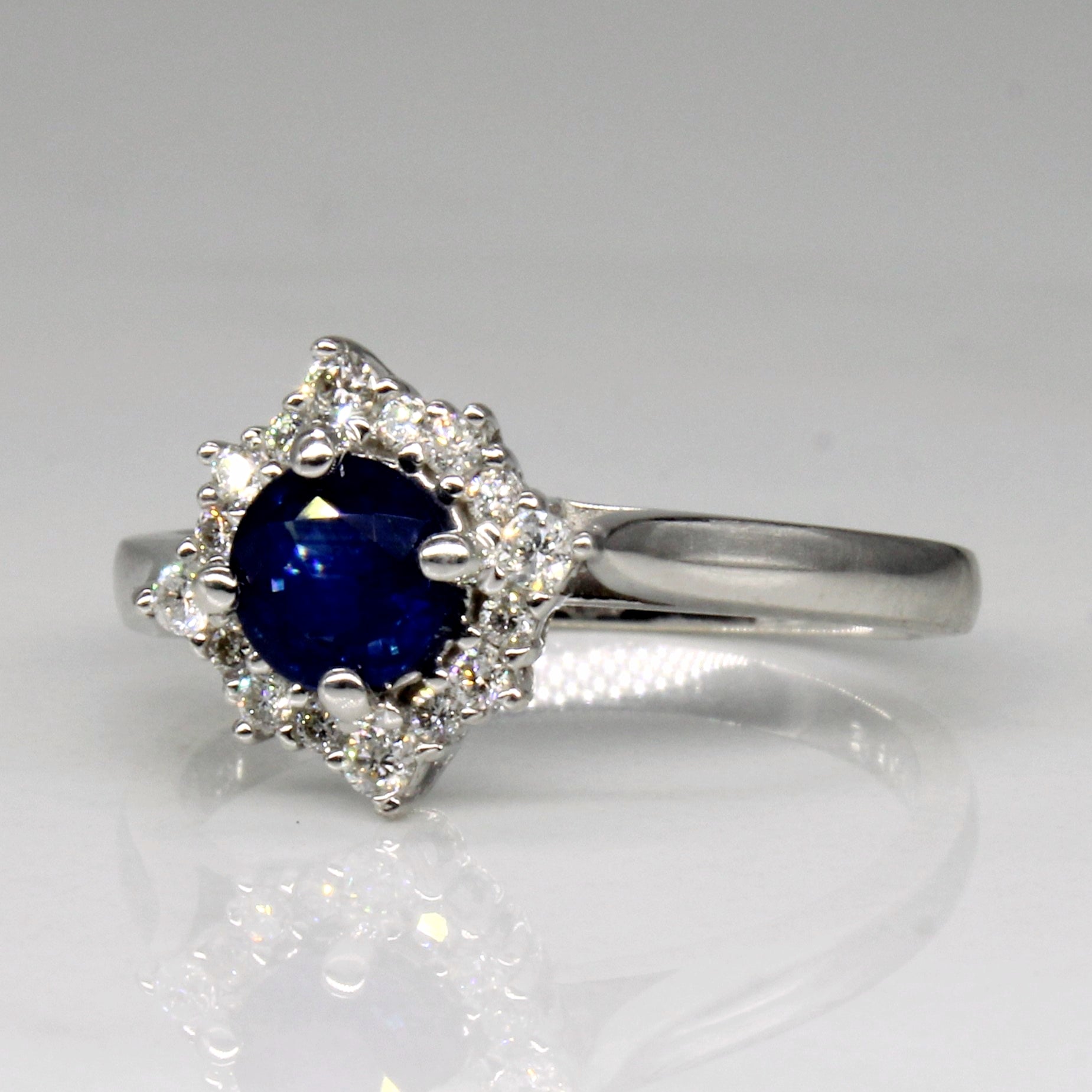 Bague halo saphir et diamants | 0,40 ct, 0,12 ct au total | Taille 5,75 |