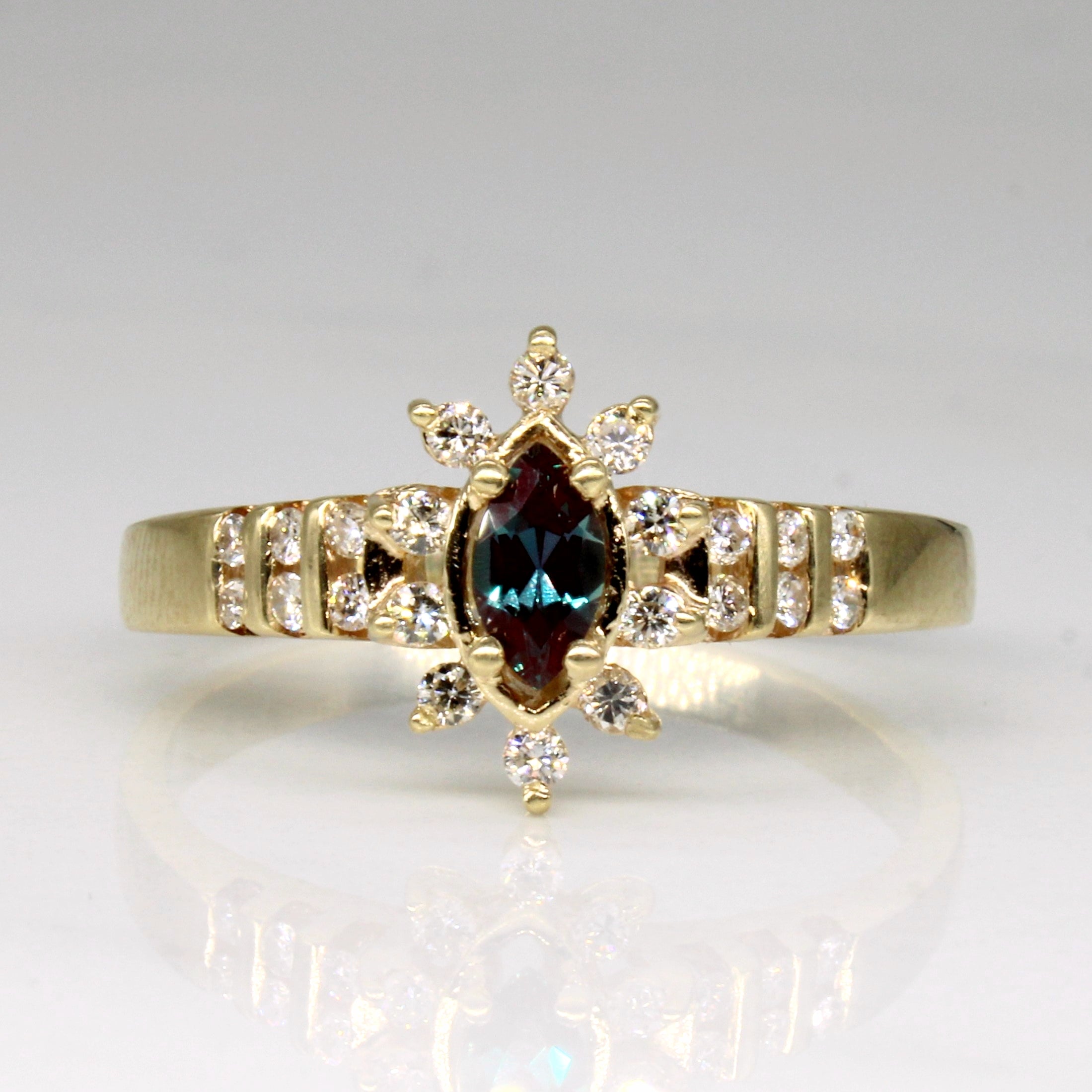 Bague en saphir synthétique à changement de couleur et diamants | 0,28 ct, 0,29 ct au total | Taille 10 | 