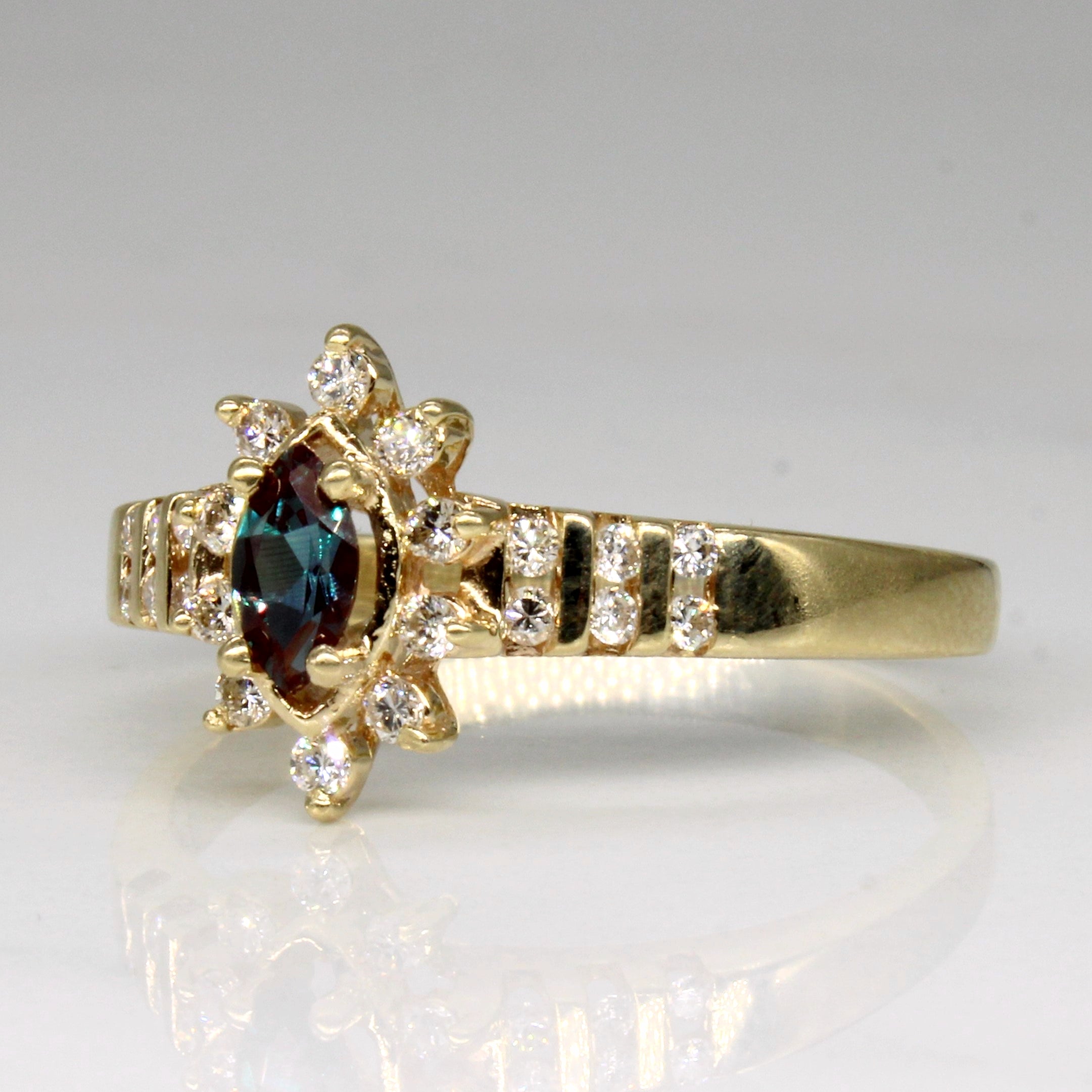 Bague en saphir synthétique à changement de couleur et diamants | 0,28 ct, 0,29 ct au total | Taille 10 | 