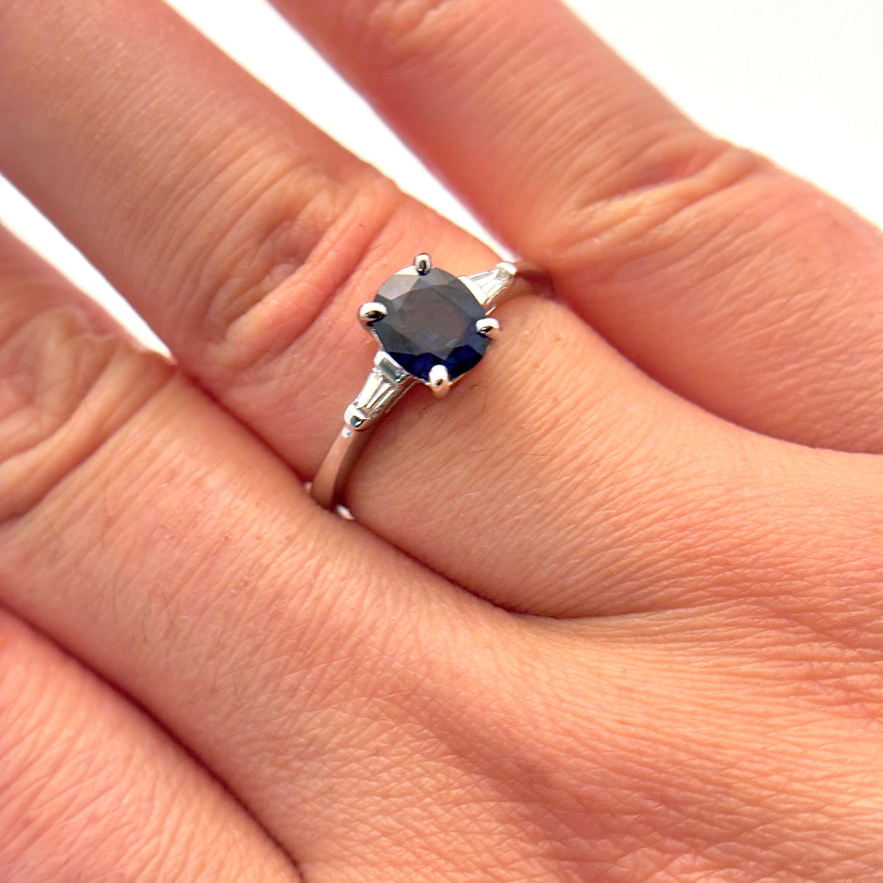 Bague en or blanc 18 carats, saphir bleu et diamants | 1,35 ct, 0,10 ct au total | Taille 6,5 | 