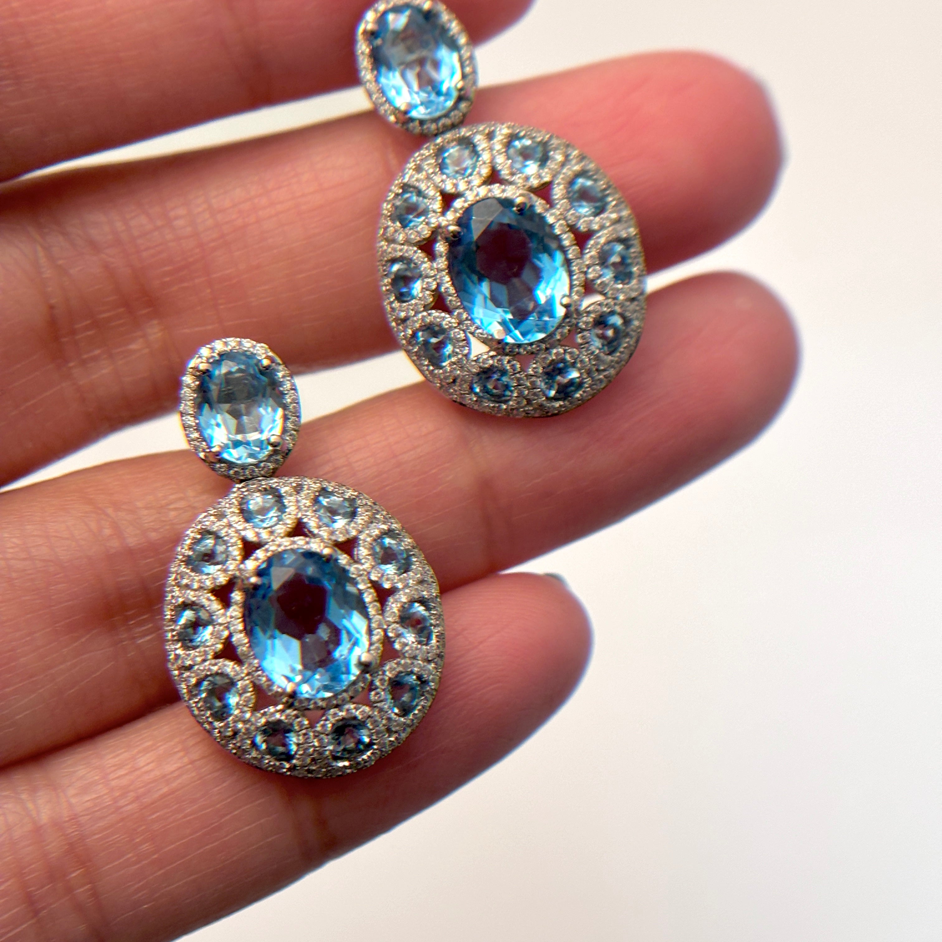 Boucles d'oreilles en or blanc 18 carats, topaze bleue et diamants | 9,32 ct au total, 1,00 ct au total 