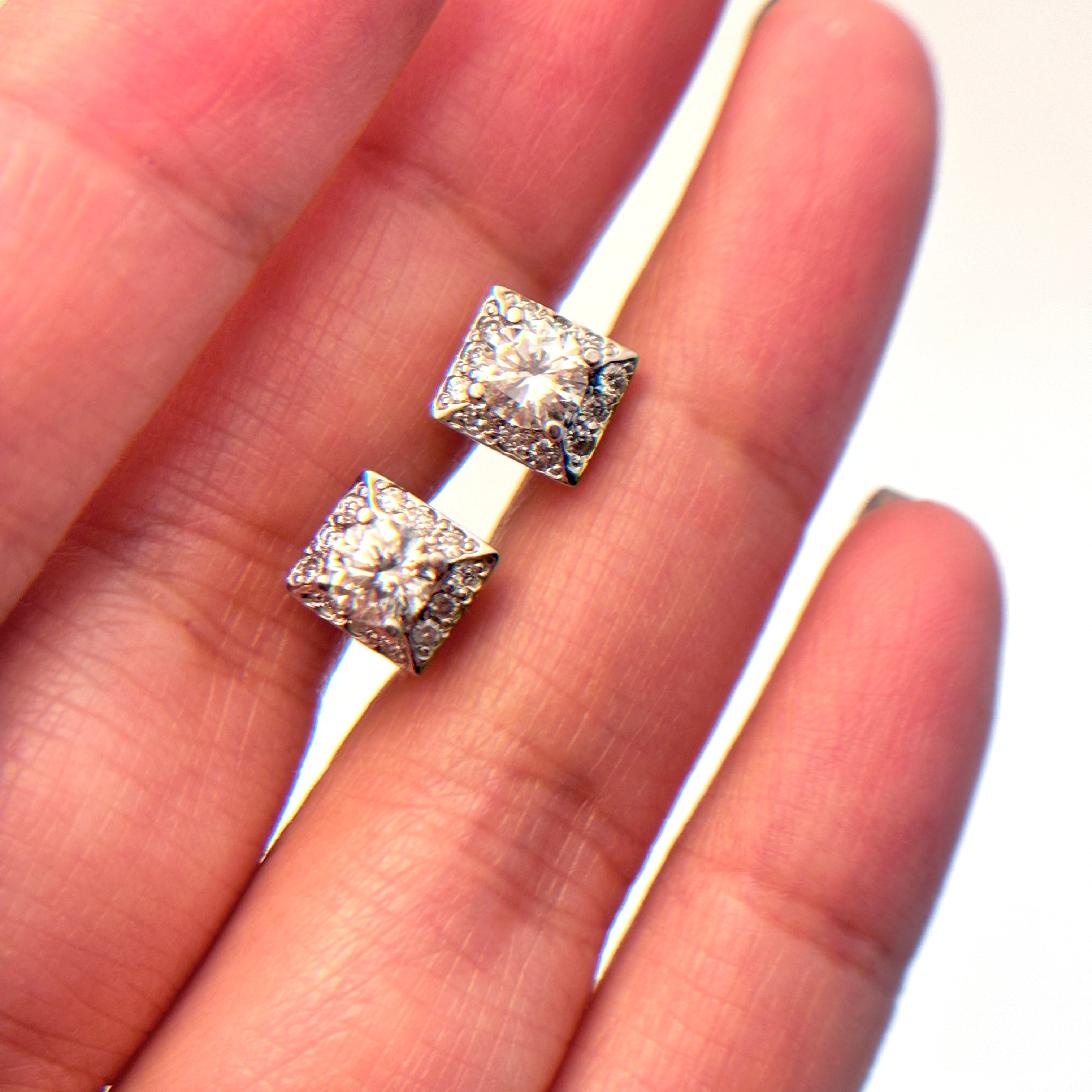 Boucles d'oreilles en or blanc 18 carats et diamants | 1,38 ct au total 